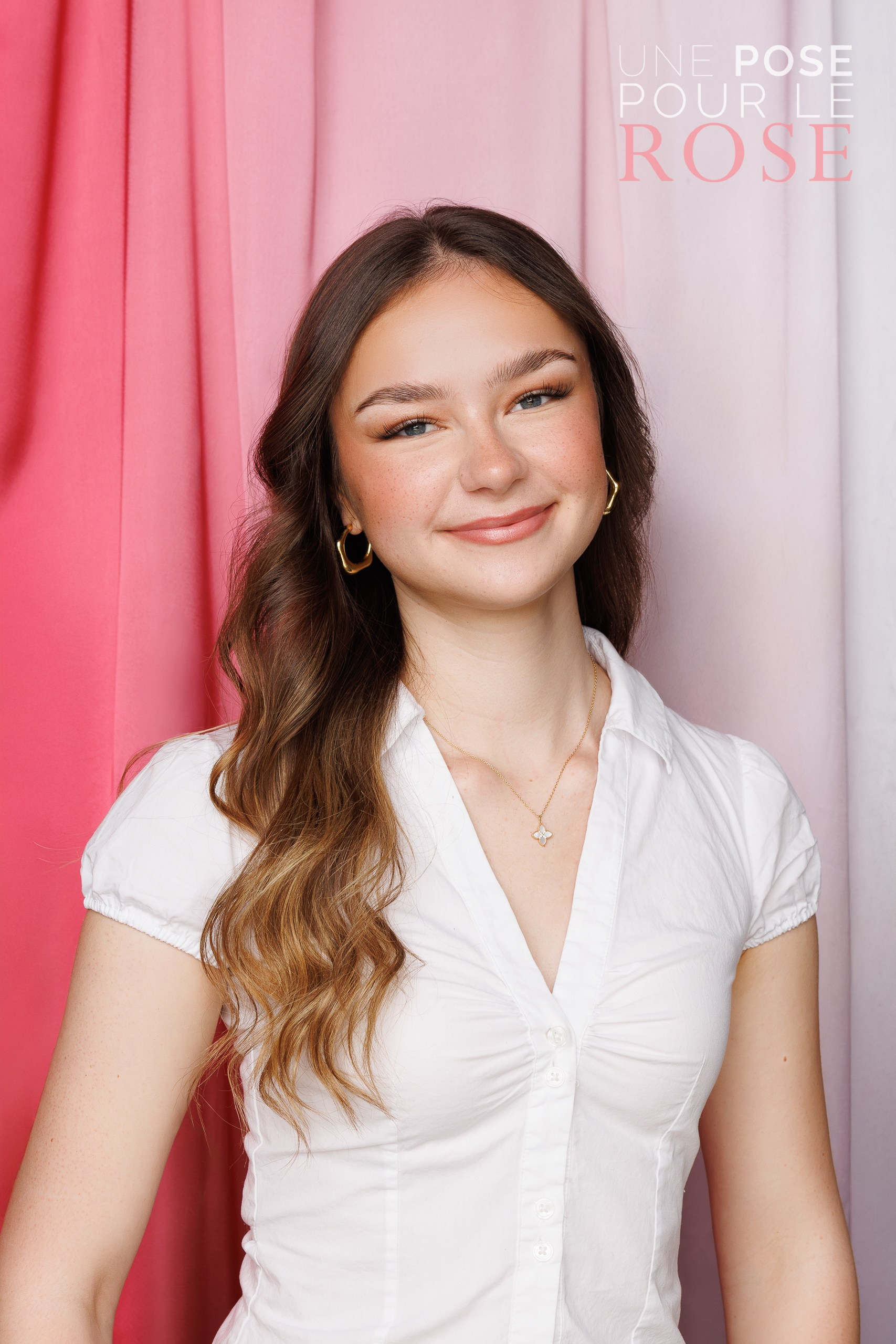 UNE POSE POUR LE ROSE 2026. Je suis photographe portraitiste et je réalise des portraits à toutes les étapes de votre vie! Bienvenue dans mon studio à Westmount, Qc