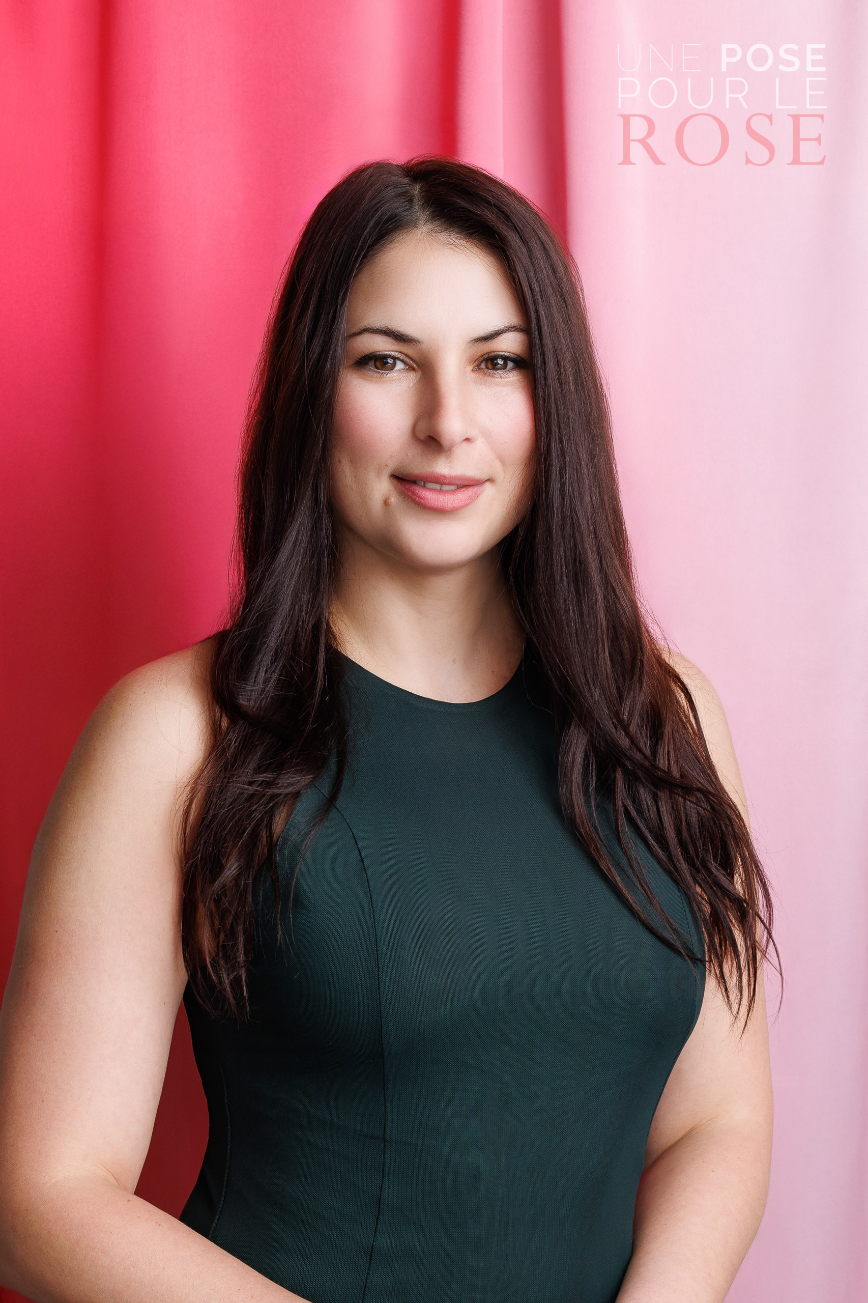 UNE POSE POUR LE ROSE 2026. Je suis photographe portraitiste et je réalise des portraits à toutes les étapes de votre vie! Bienvenue dans mon studio à Westmount, Qc