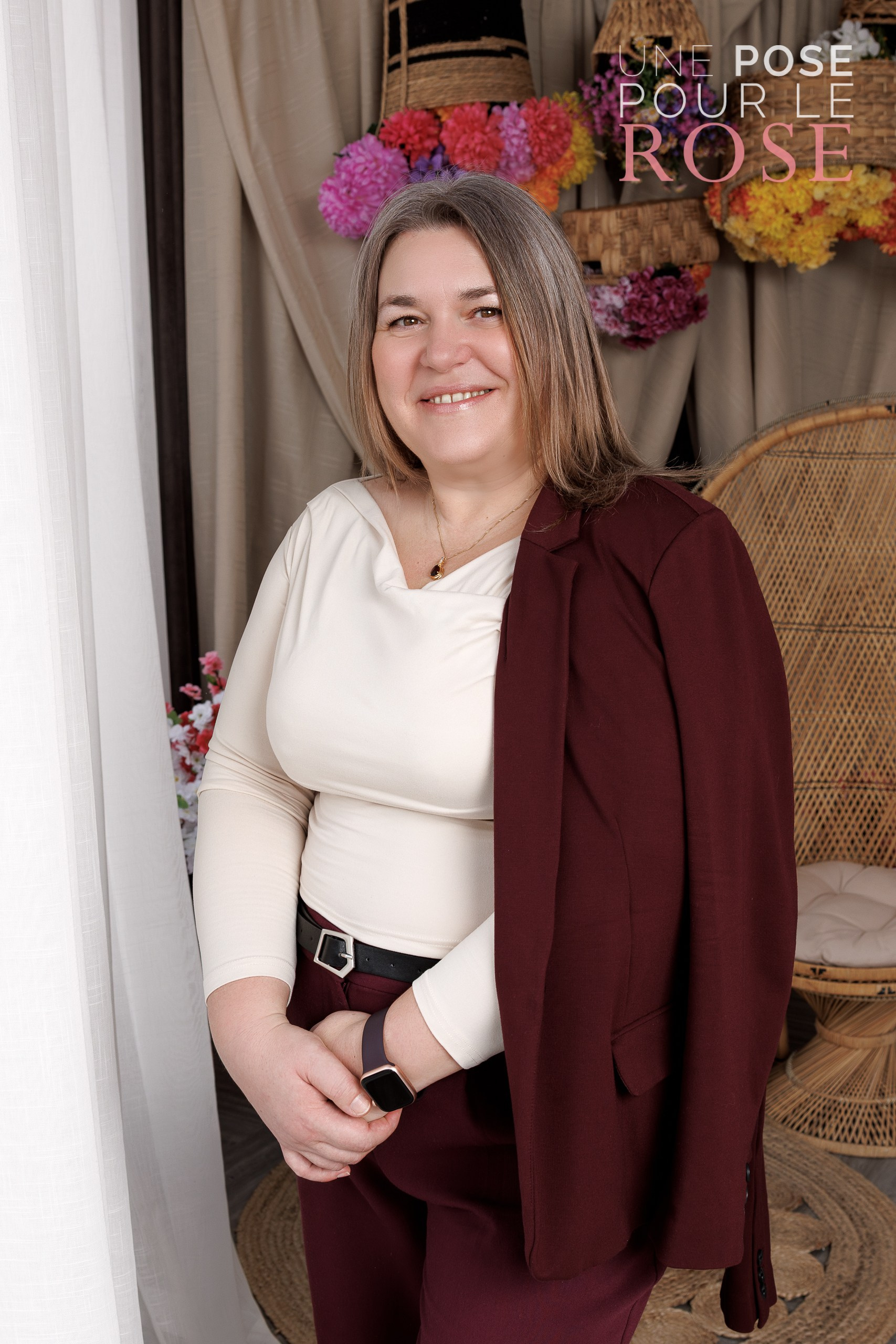 UNE POSE POUR LE ROSE 2026. Je suis photographe portraitiste et je réalise des portraits à toutes les étapes de votre vie! Bienvenue dans mon studio à Westmount, Qc