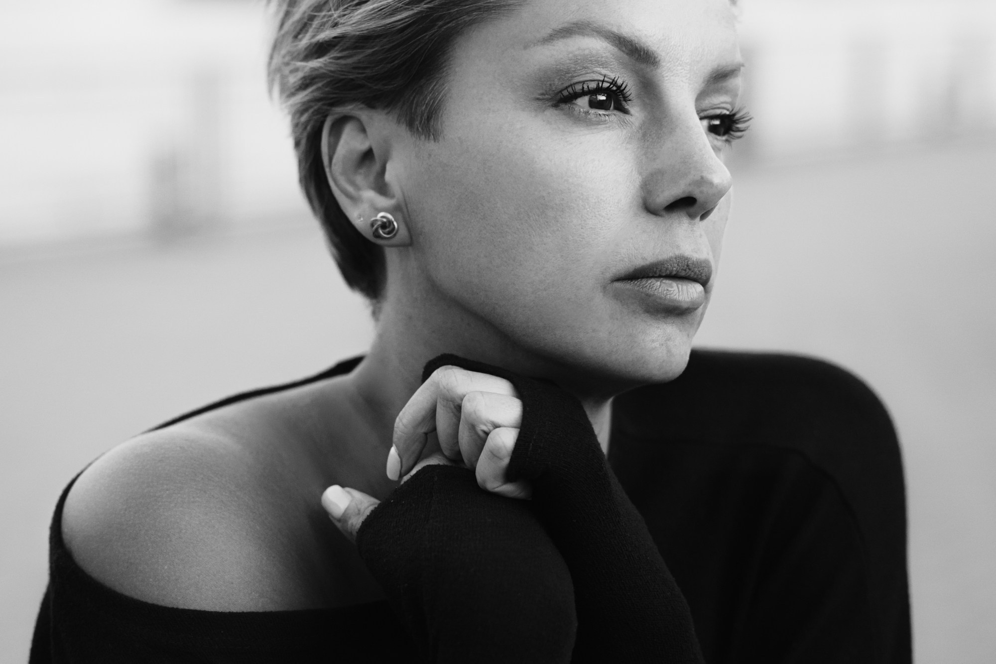 Black-and-white personal portrait of a woman in Montreal