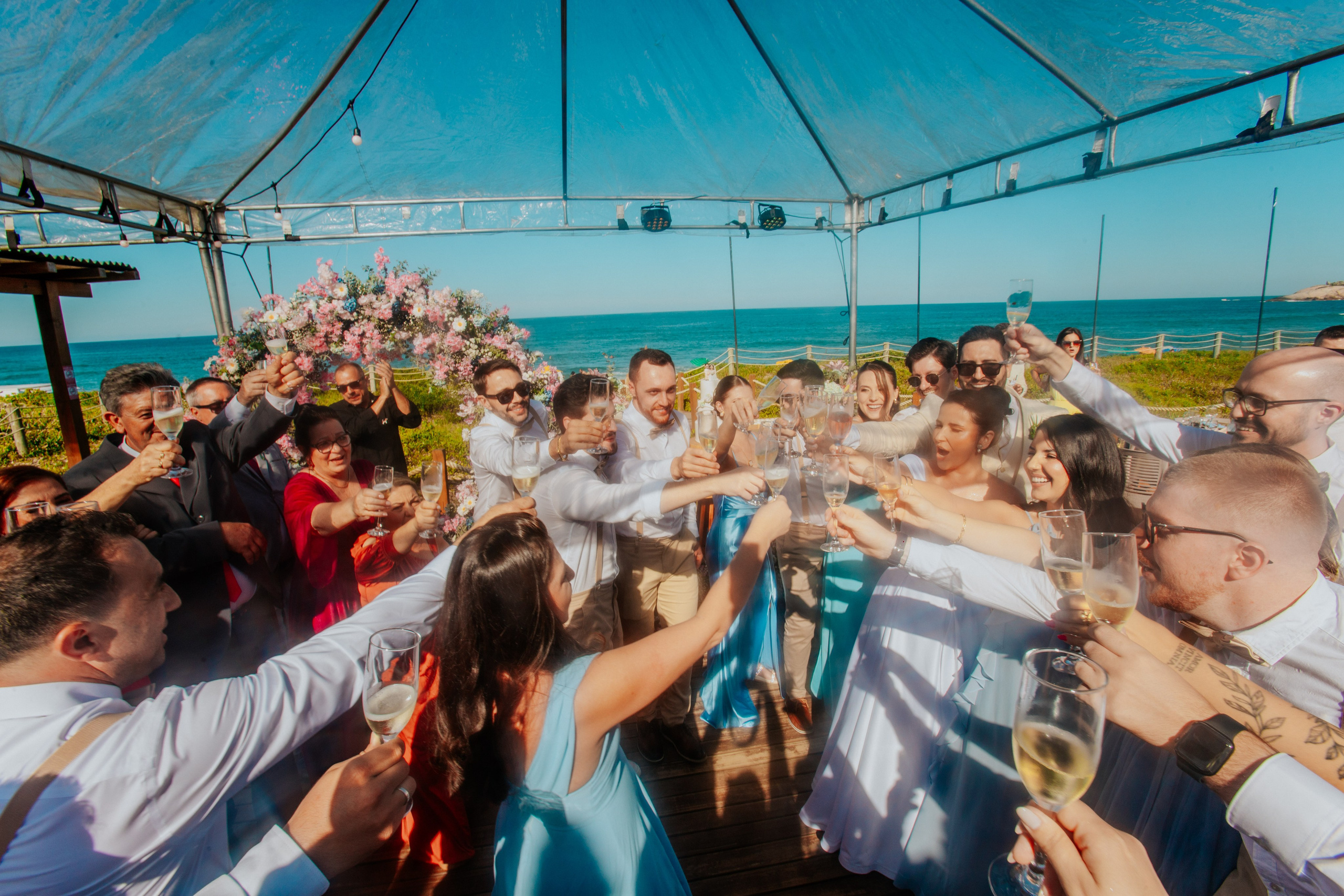 Celebração na praia dos noivos com os convidados