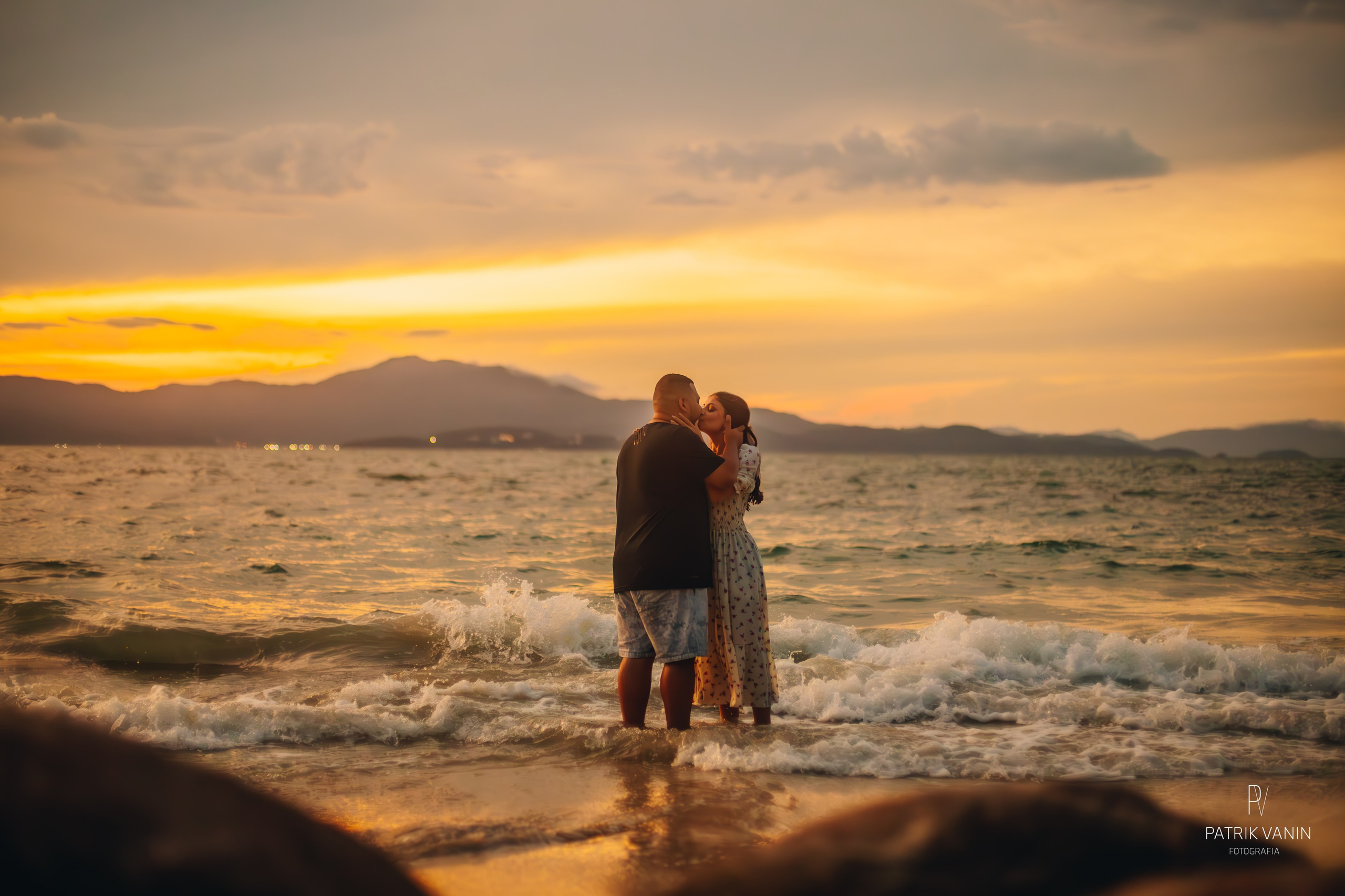 Pré wedding de casal no fim de tarde na praia de Canajure em Florianópolis