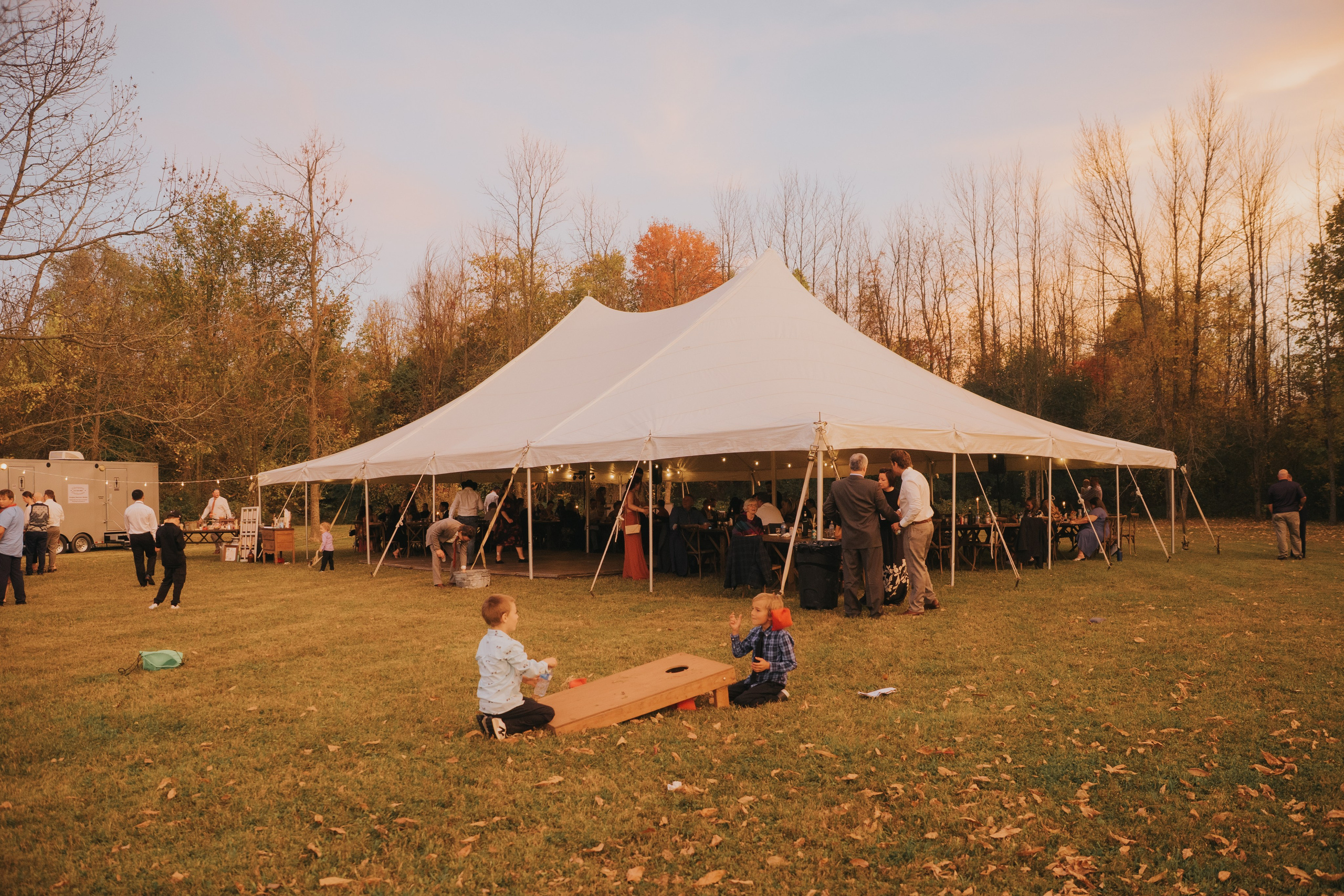 Intimate backyard wedding reception with guests mingling, photographed by Montreal wedding photographer Muriel Oe Photo.