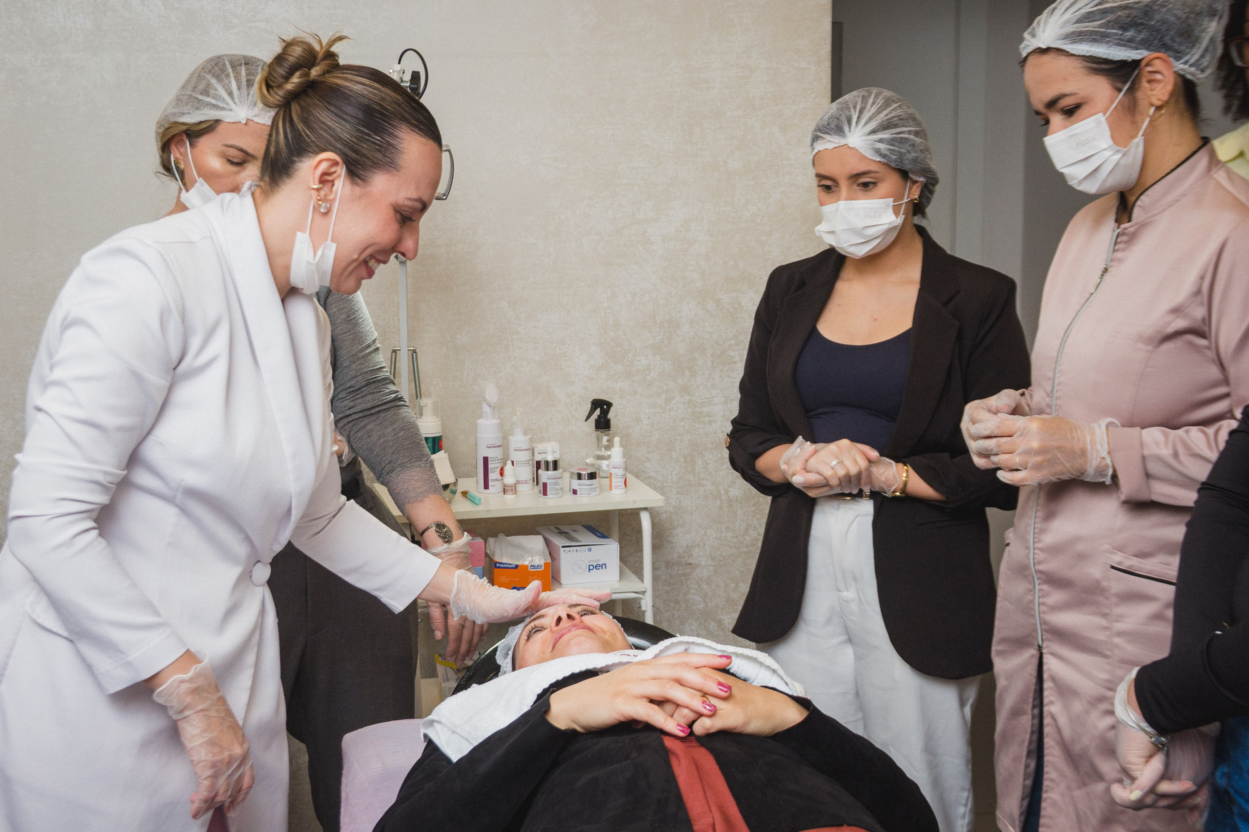 Microagulhamento Biológico (Peeling Coreano): conhecimento, técnica e prática profissional na La Vertuan em Joinville. Marcus Monteiro Fotografia