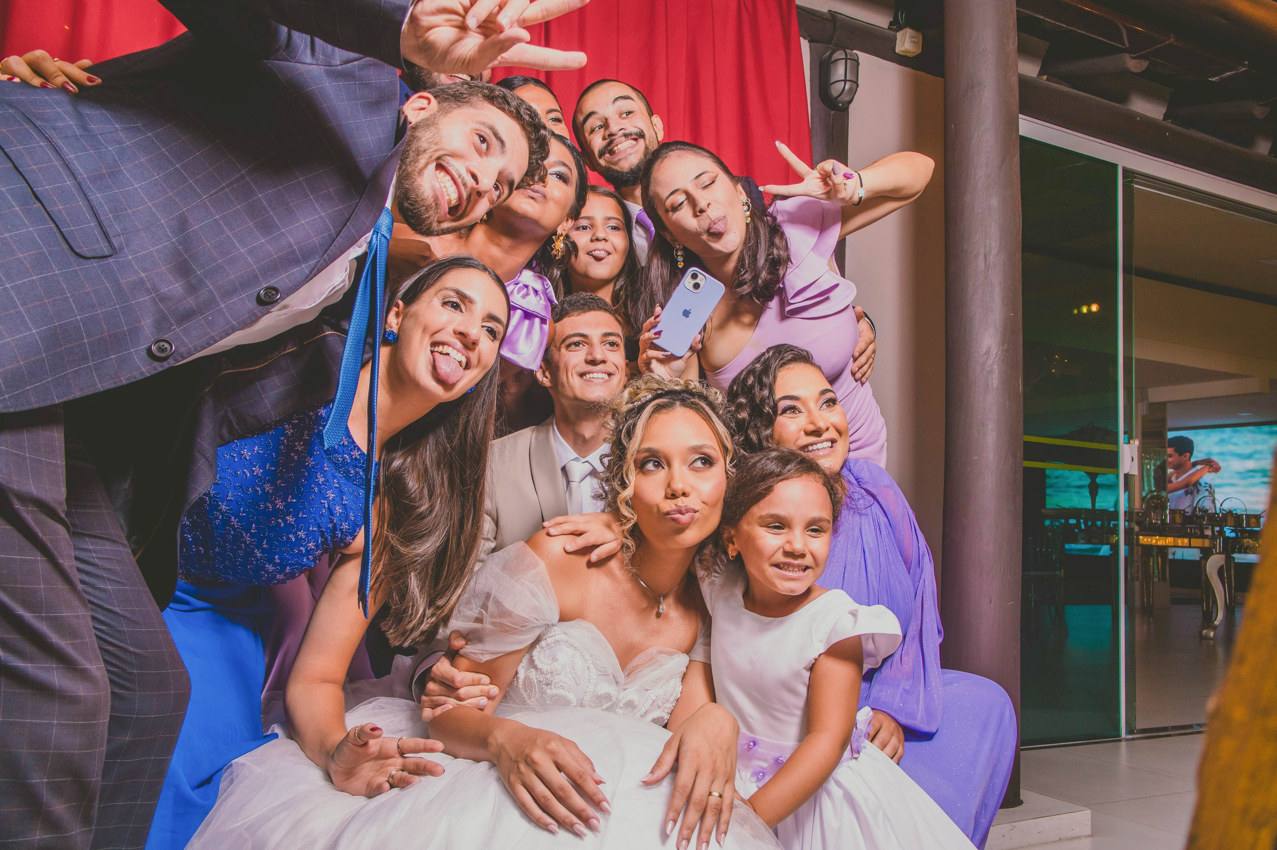 Noiva fazendo selfie com convidados