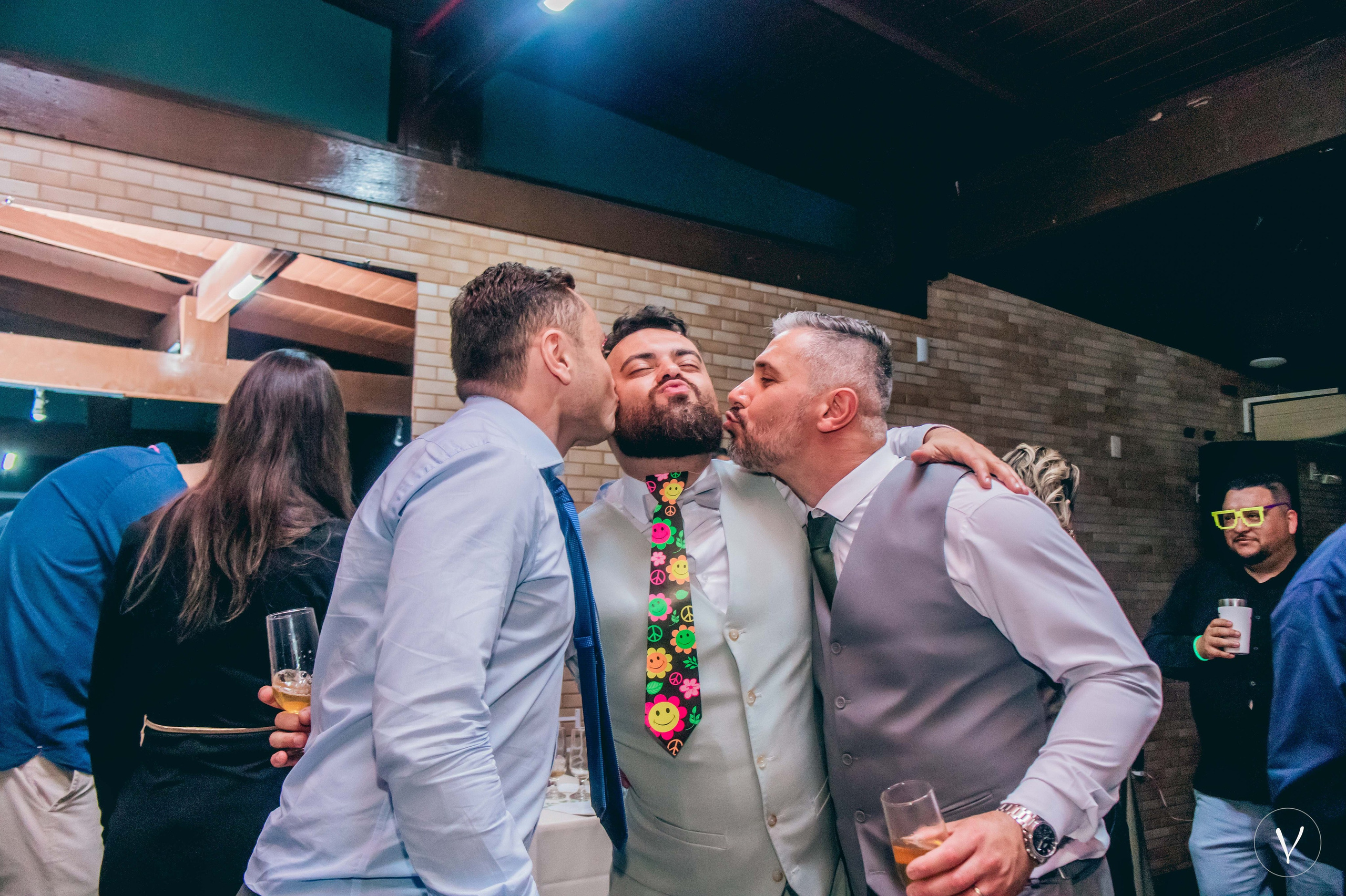 Noivo na festa com dois amigos