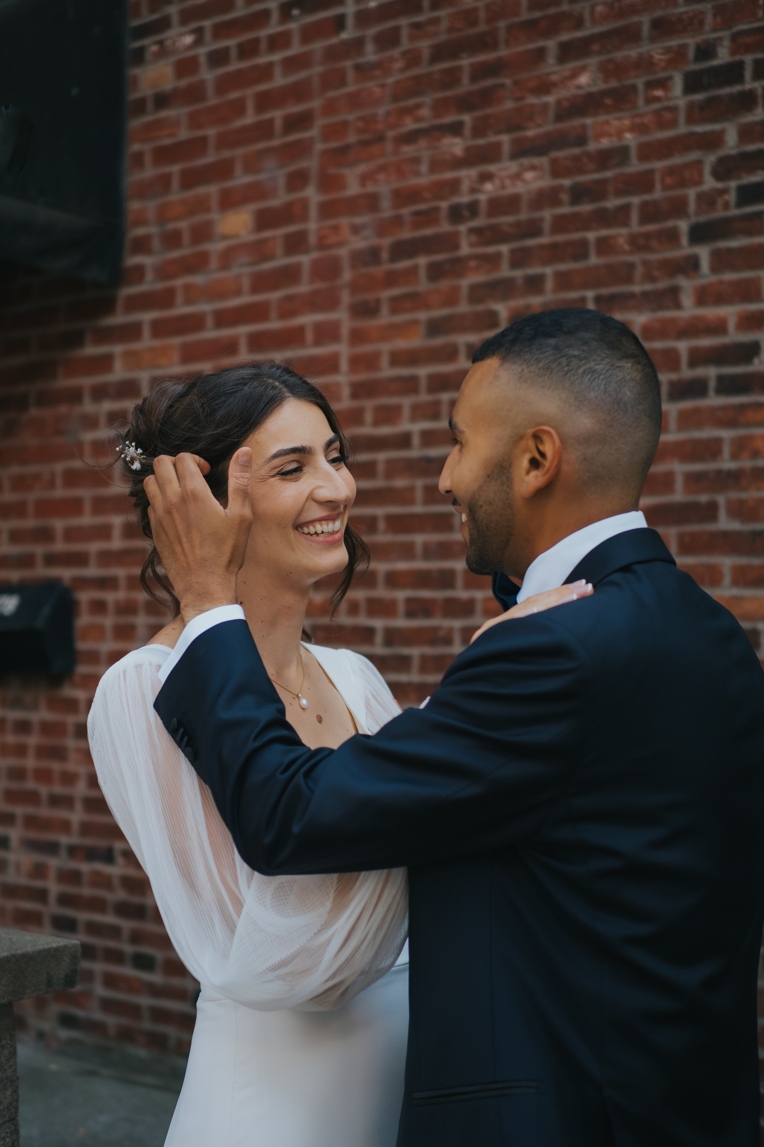 Couple heureux le jour de leur mariage à Montréal, photographié par Muriel Oe