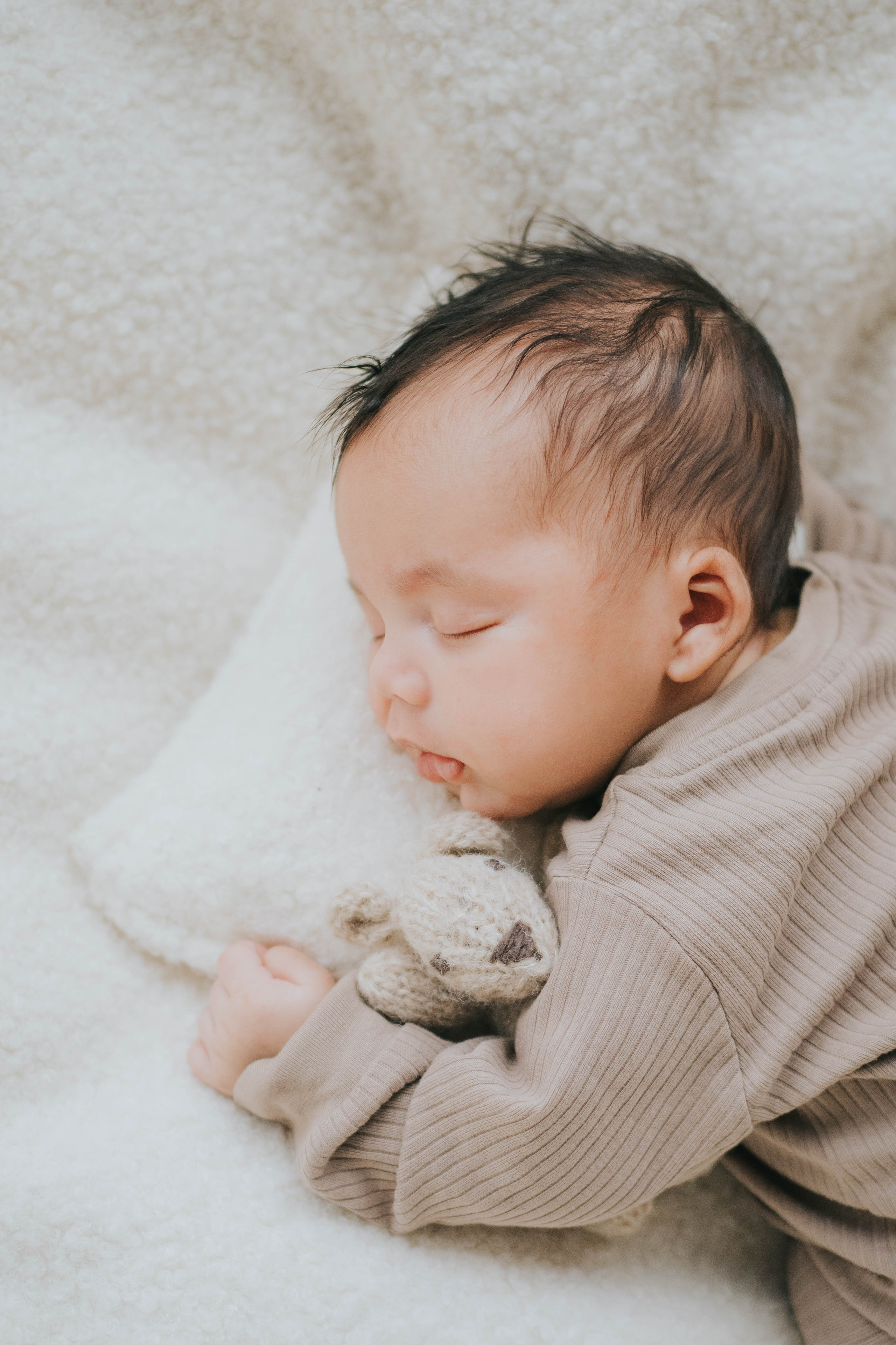 Newborn with stuffed animal, minimalist newborn photography, Mimosa Studios Montreal.