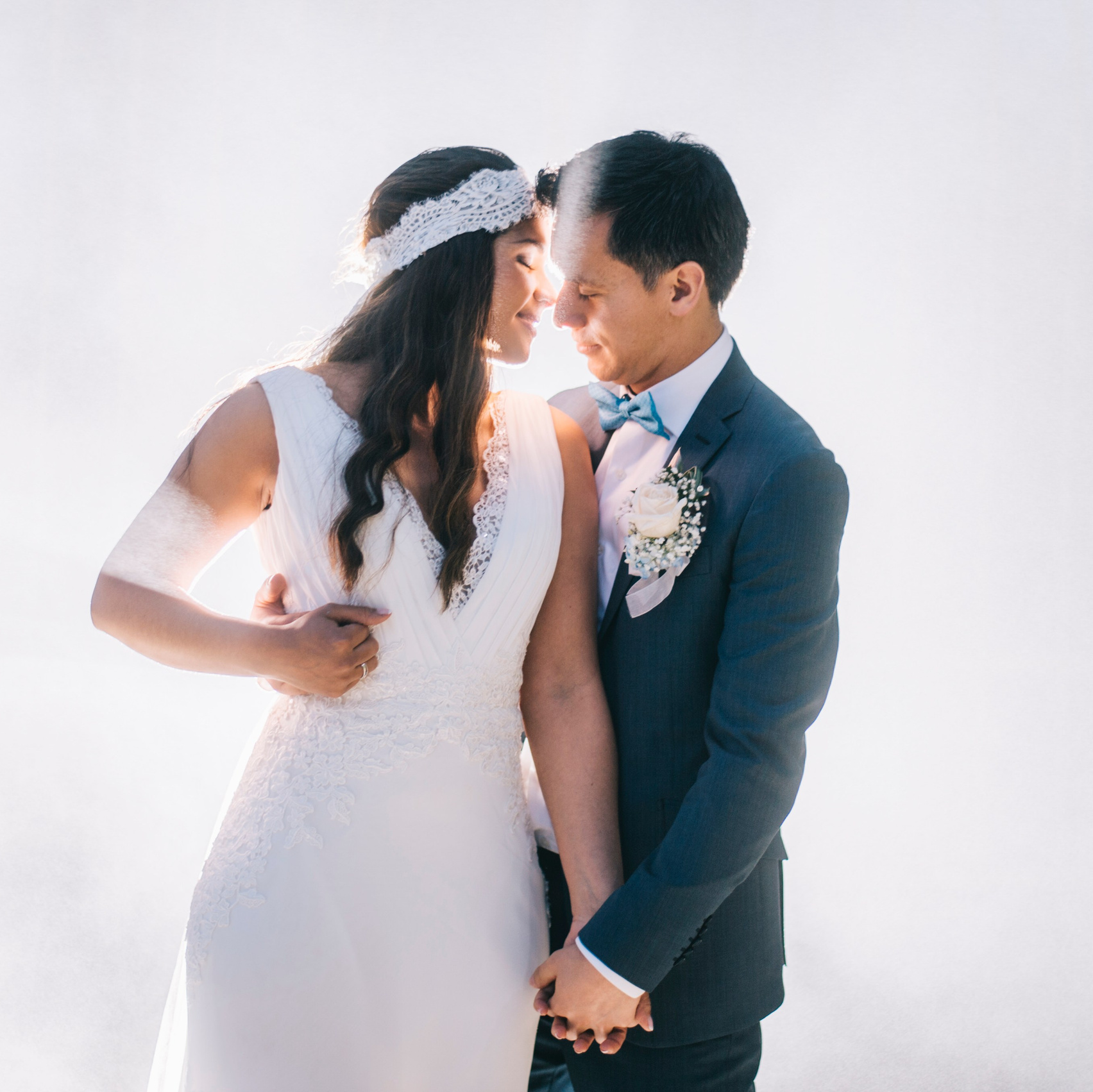 Sesión de novia con estilo elegante y editorial en la locación Retiro de San Juan, Bogota.