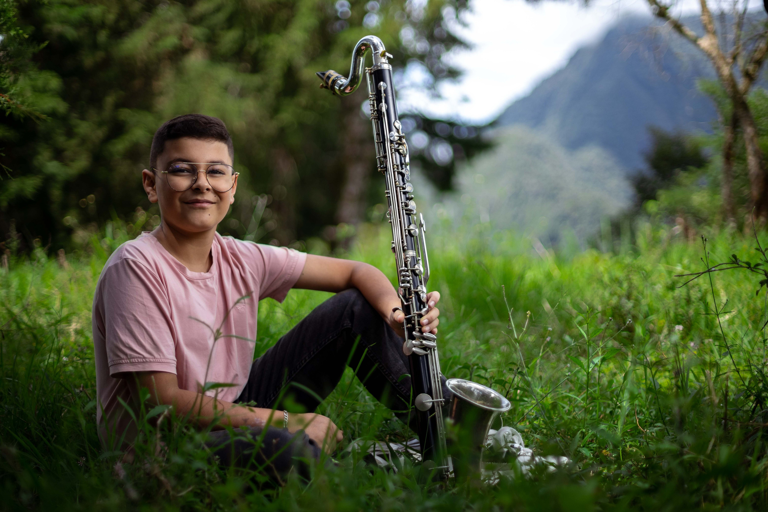 Clarinetista en el río fotografías artísticas que viva la música fotografía profesional infantil