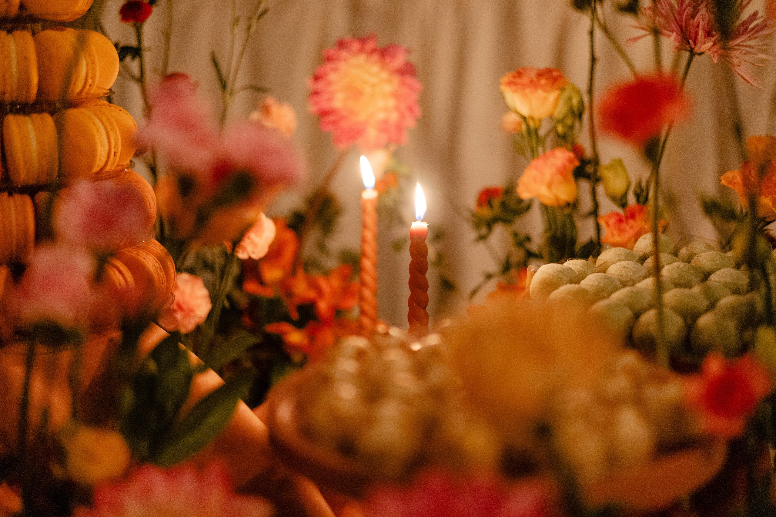 Fotógrafo de festa de formatura em Balneário Camboriú; velas acesas e doces na mesa decorada durante a recepção.
