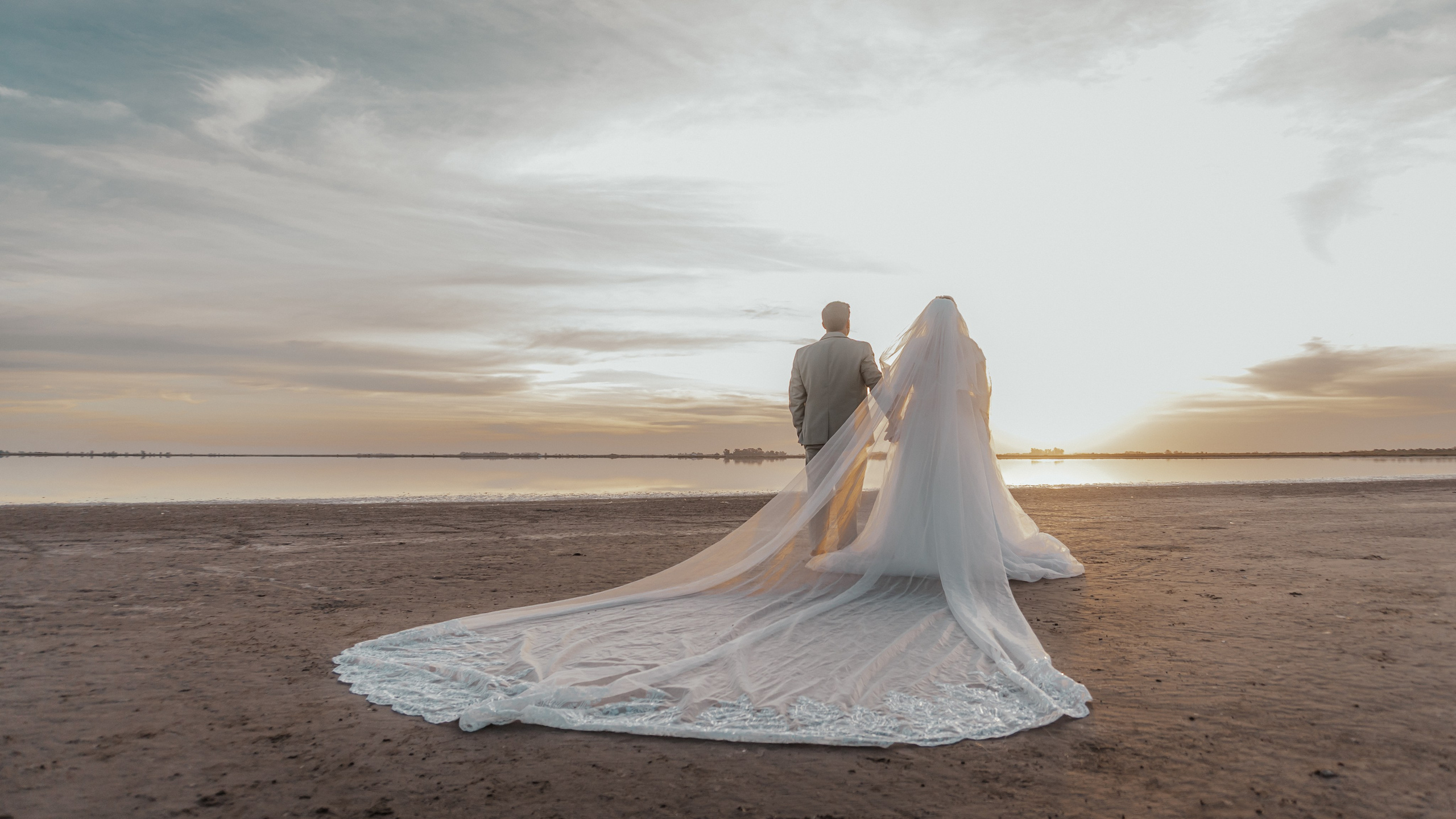 sesion-trash-the-dress-novios-atardecer