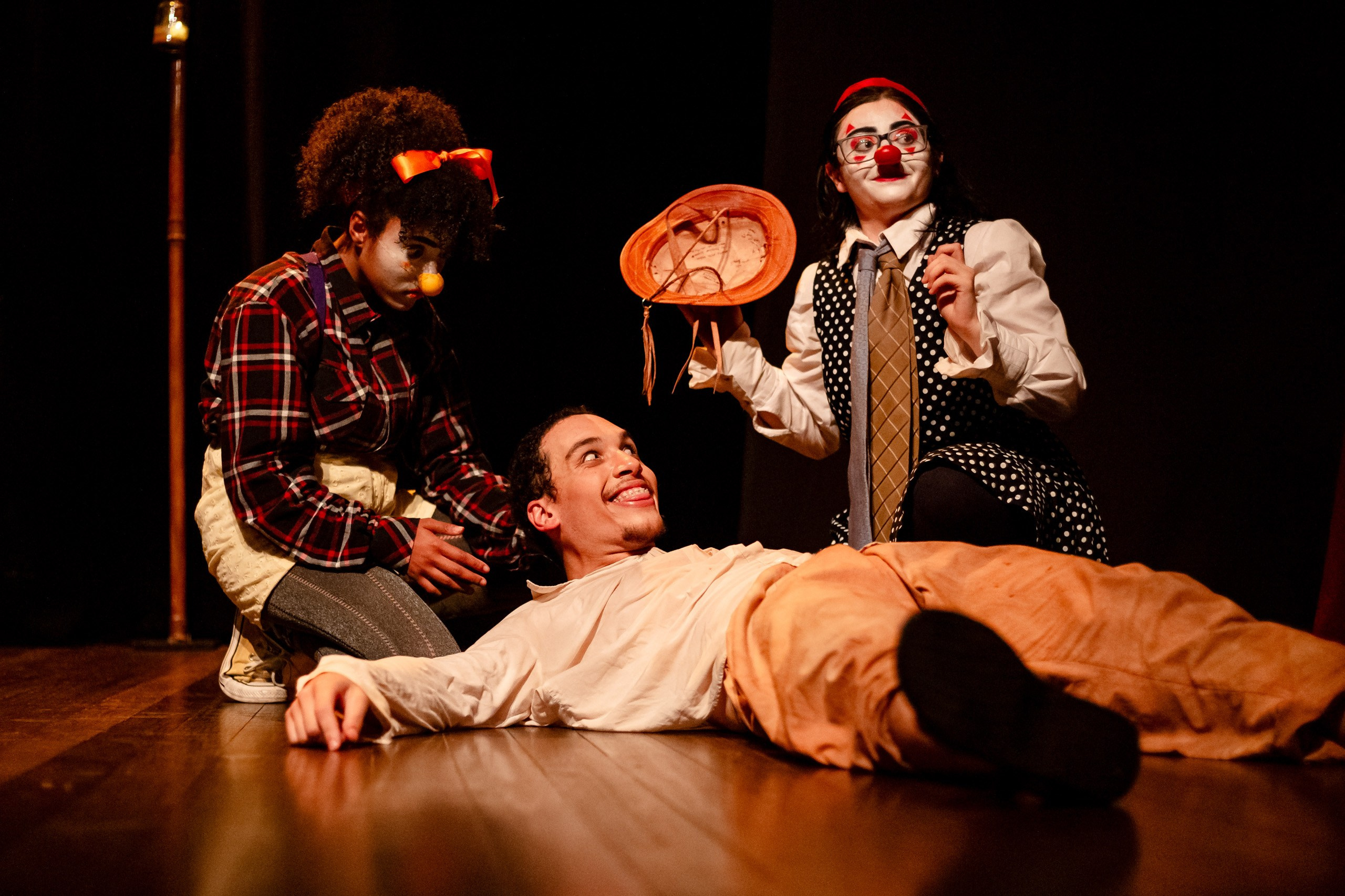 Fotografia de espetáculo teatral Auto da Compadecida do grupo de teatro Anchieta Arte Cênica