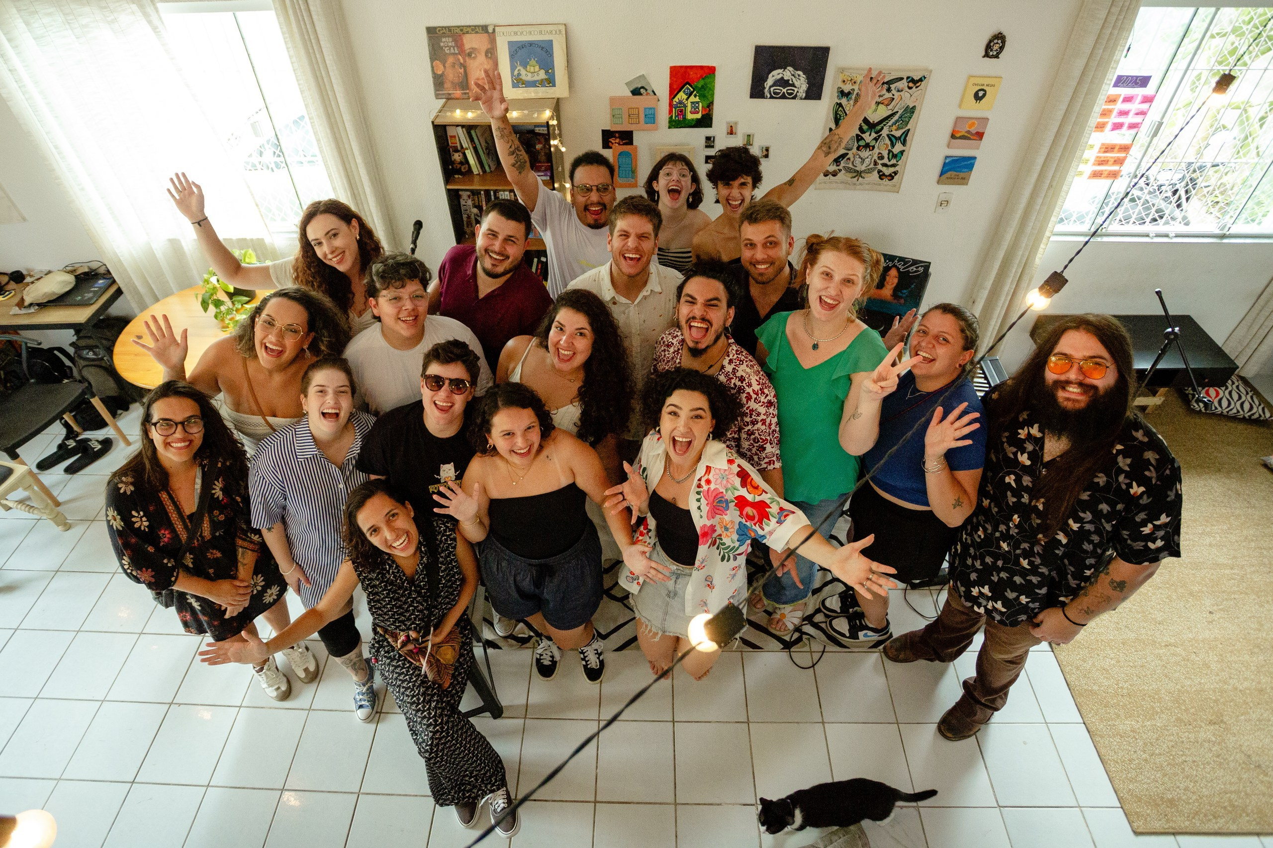 Foto em grupo com público e artistas reunidos após show em cobertura fotográfica em Itajaí.