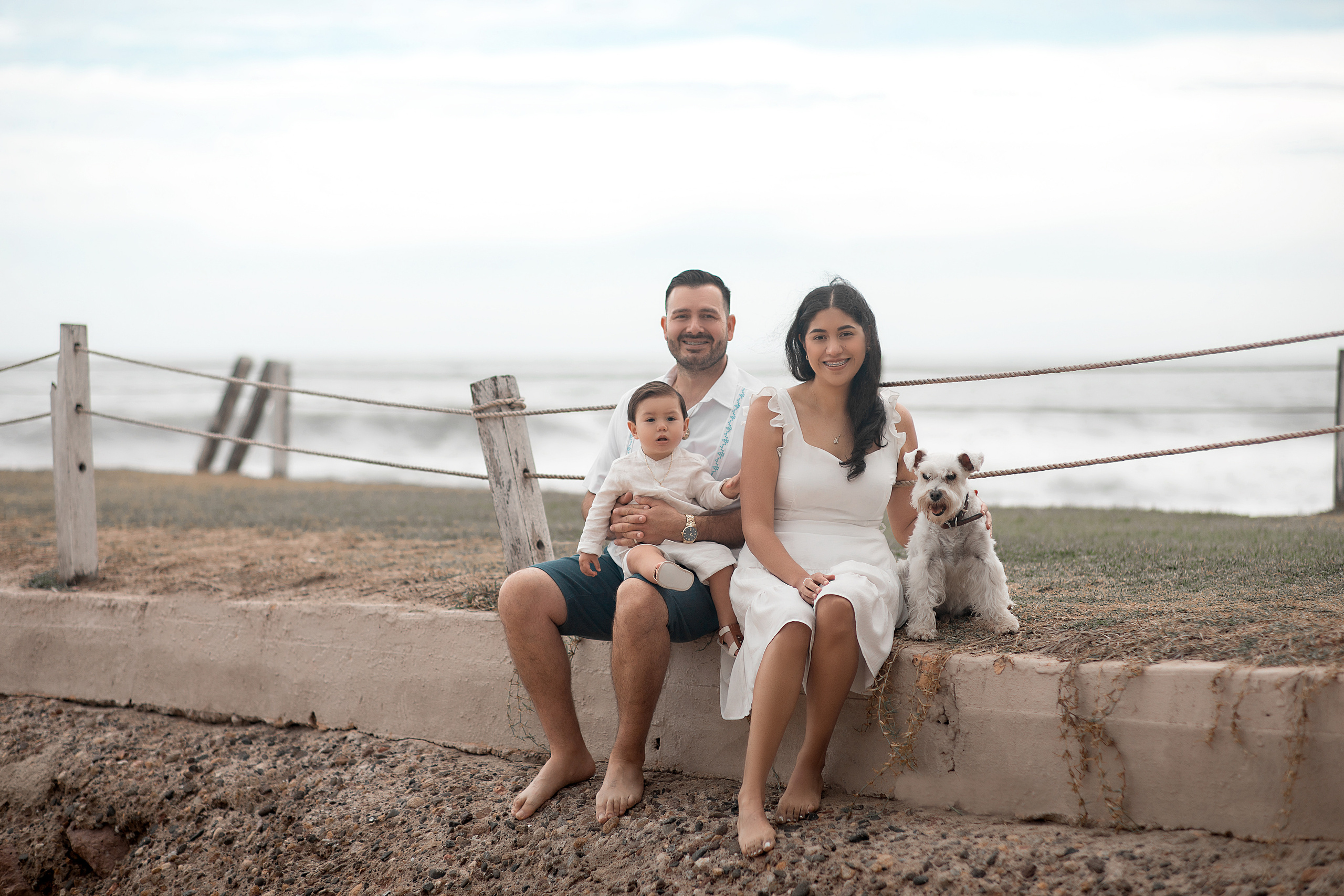 Fotografia familiar con mascota en la playa Mazatlan. Joss y Alan. Victoria Castellanos. Photographer in Mazatlán