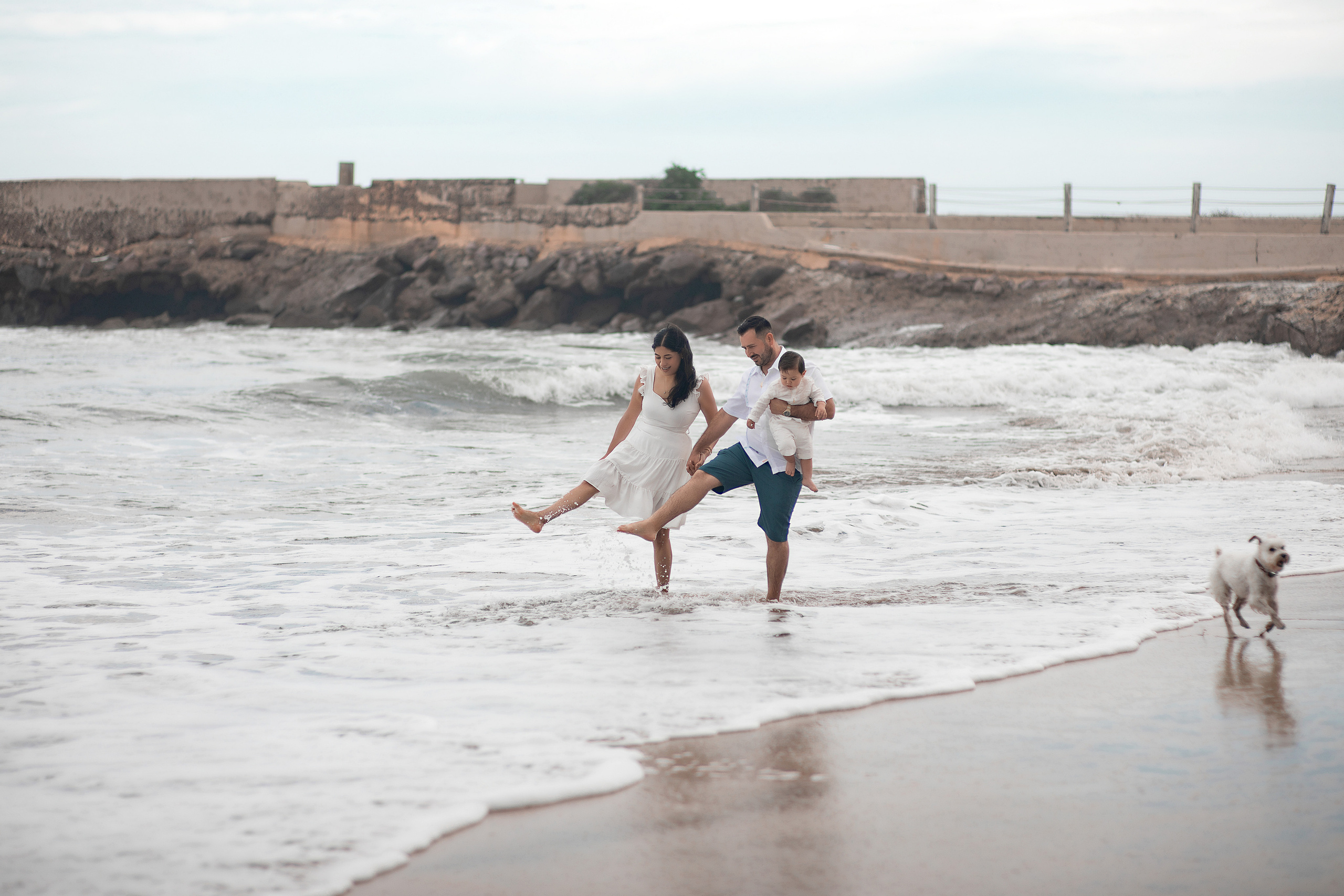 Fotografia familiar con mascota en la playa Mazatlan. Joss y Alan. Victoria Castellanos. Photographer in Mazatlán