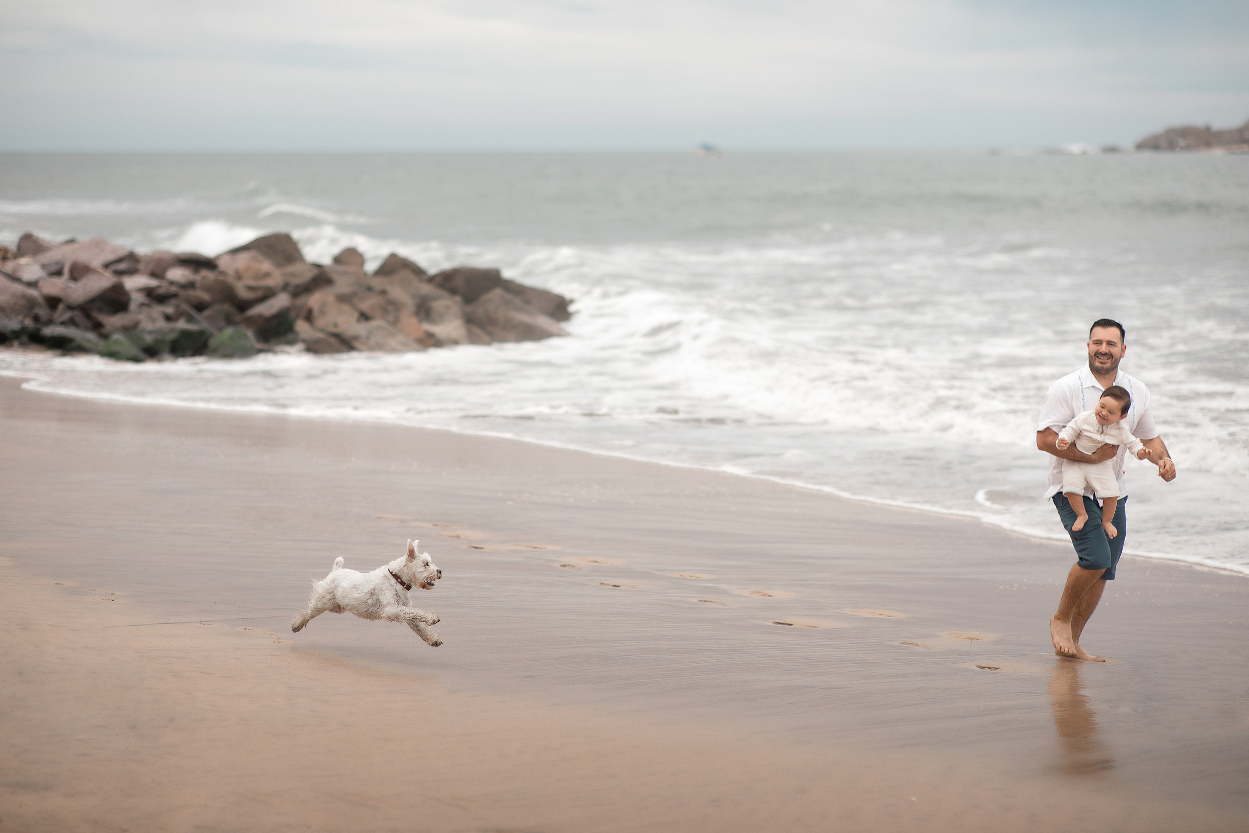 Fotografia familiar con mascota en la playa Mazatlan. Joss y Alan. Victoria Castellanos. Photographer in Mazatlán