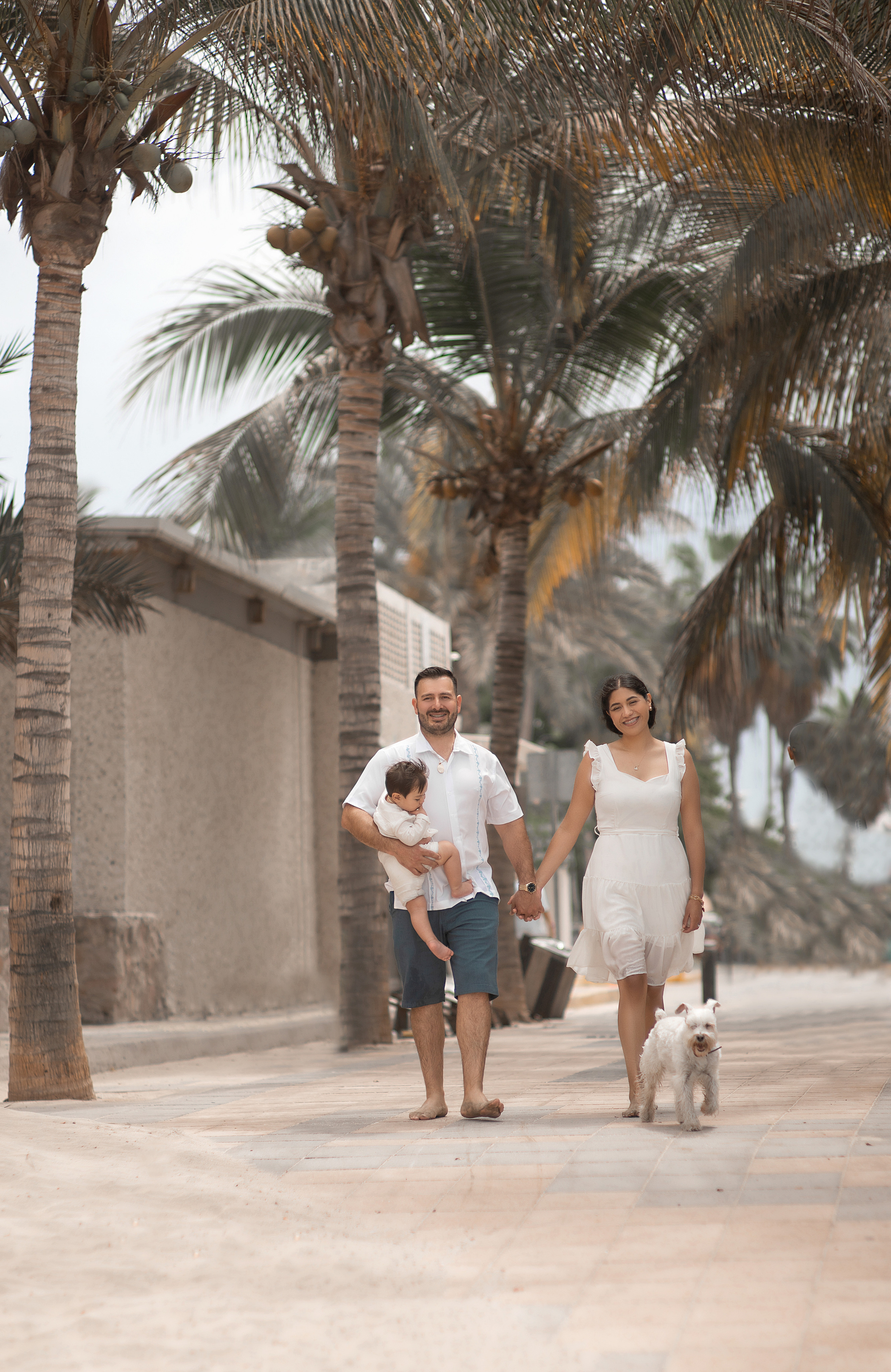 Fotografia familiar con mascota en la playa Mazatlan. Joss y Alan. Victoria Castellanos. Photographer in Mazatlán