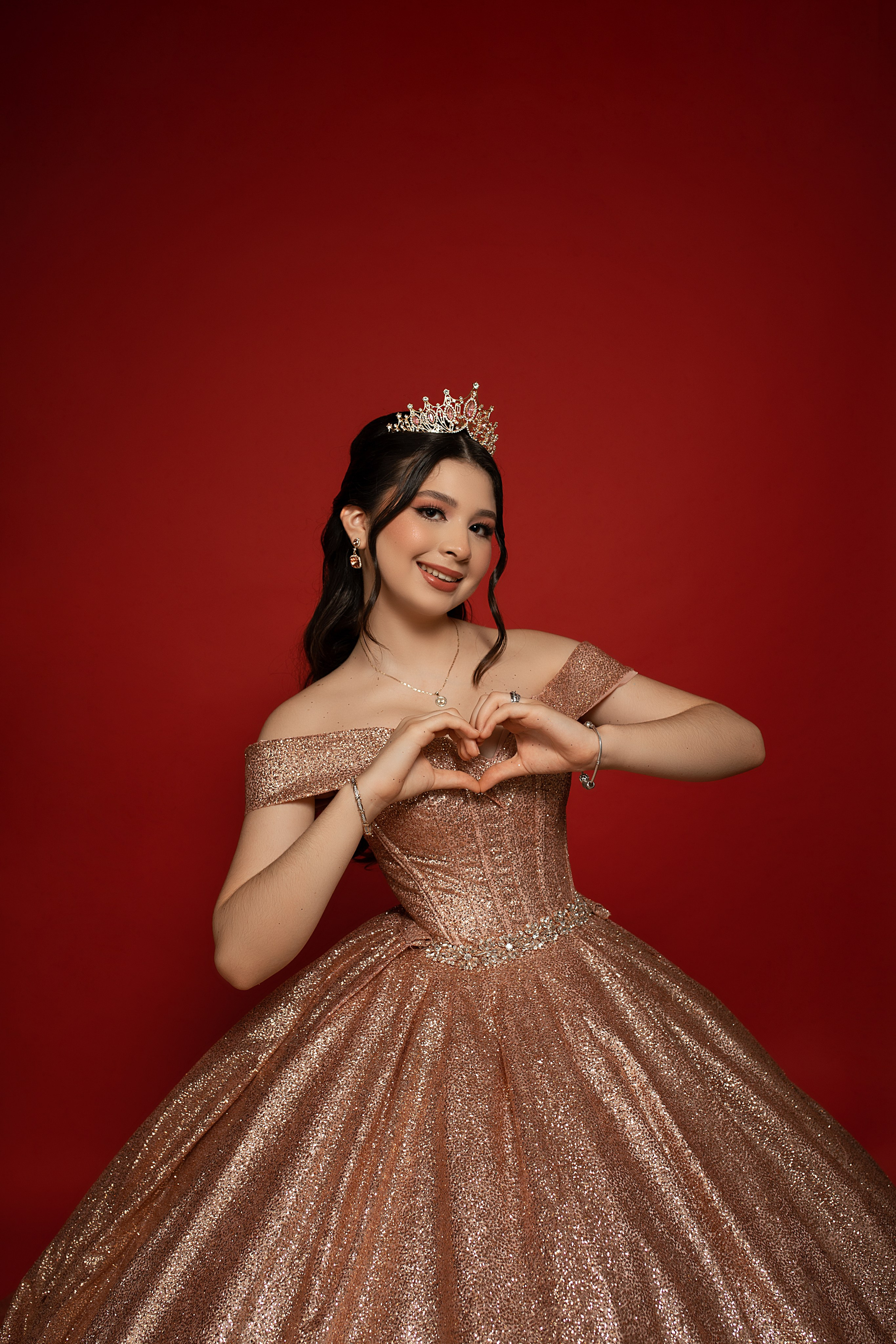 Quinceañera sesion formal en estudio. Victoria Castellanos. Fotógrafo profesional en Mazatlán