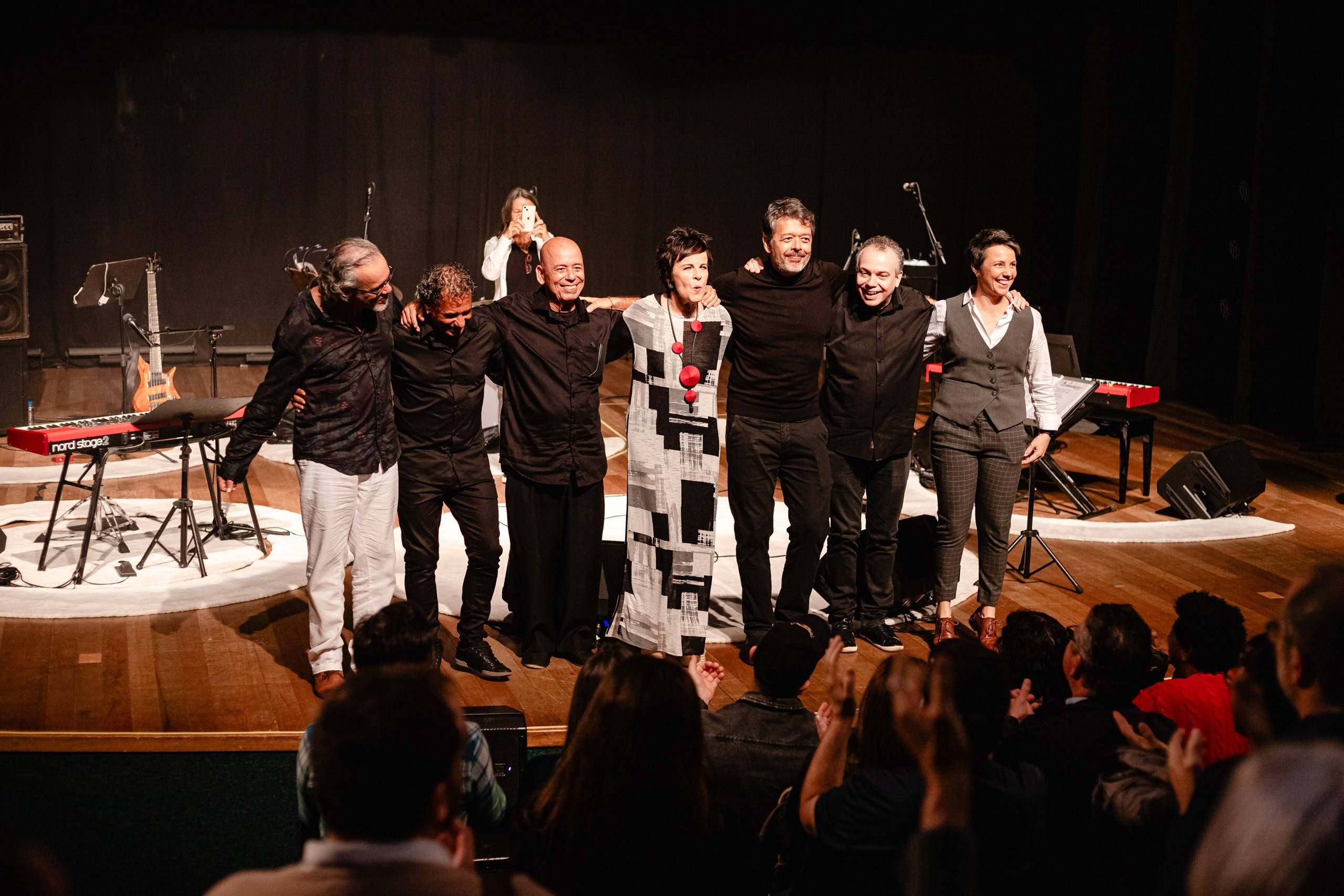 Fotografia de show da cantora Leila Pinheiro no Teatro Municipal de Itajaí