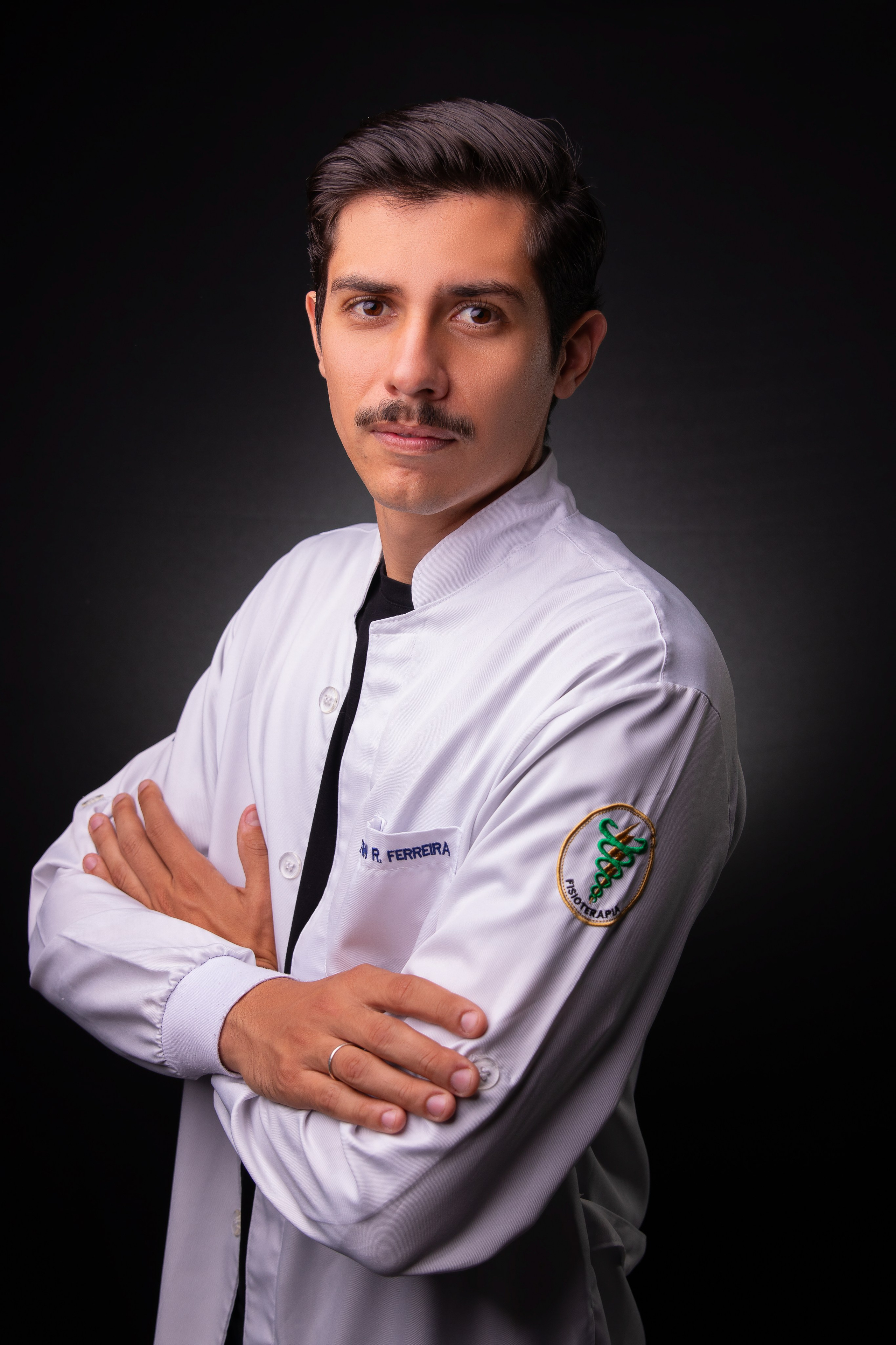 Fisioterapeuta Everton com jaleco branco em foto profissional de perfil para site e redes sociais.