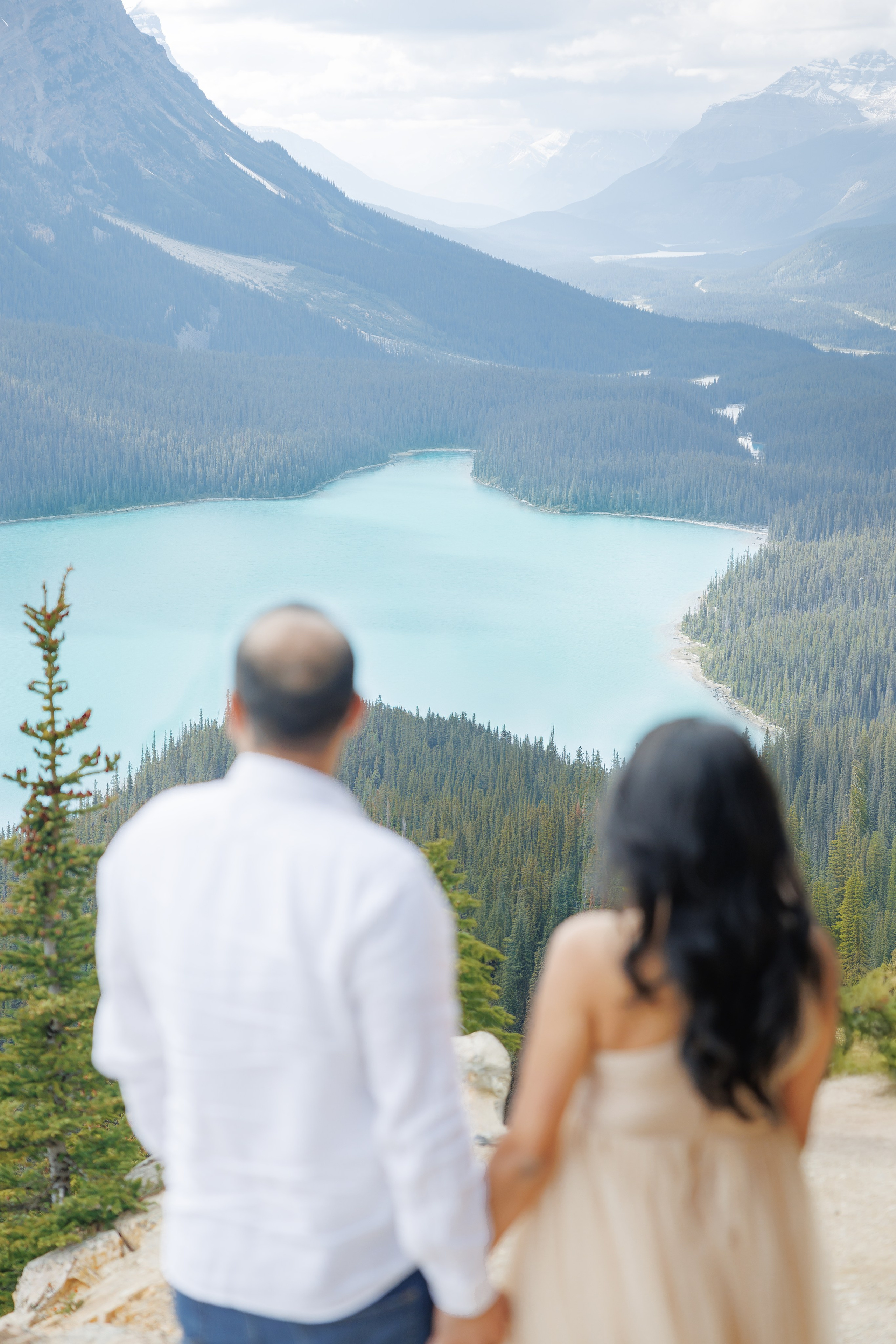 Mountain maternity shoot. Photographer Elvira Hryshchenko