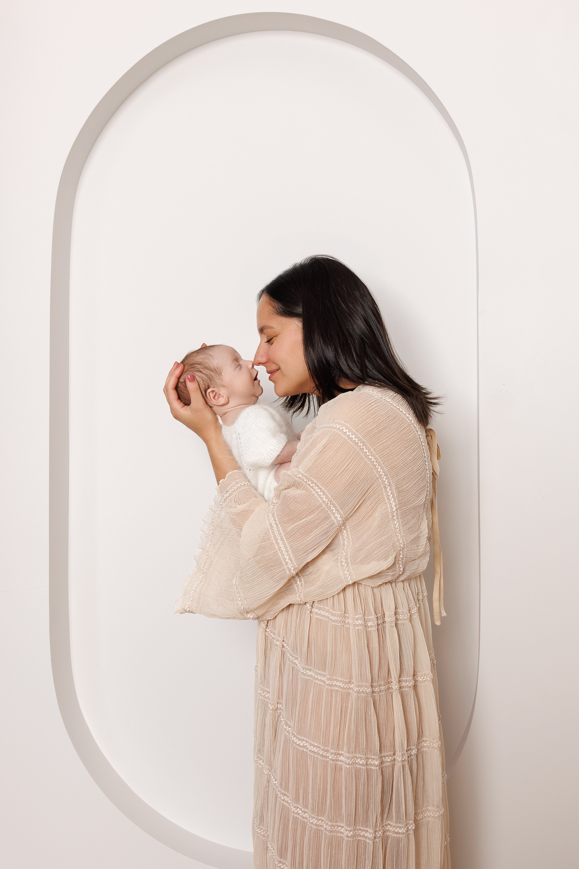 NEWBORN. Je suis photographe portraitiste et je réalise des portraits à toutes les étapes de votre vie! Bienvenue dans mon studio à Westmount, Qc