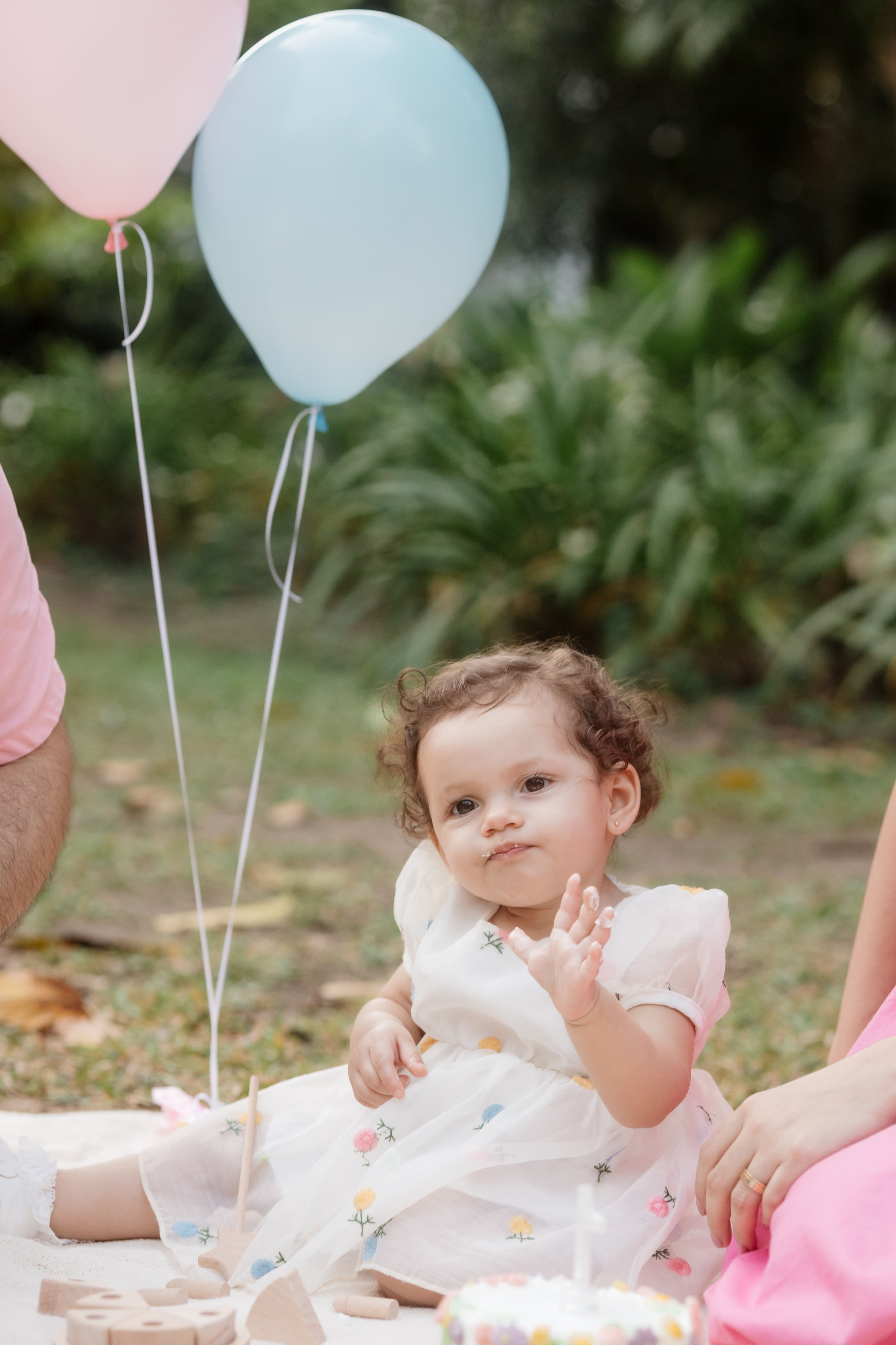 Ensaio de aniversário infantil com bolinho no parque