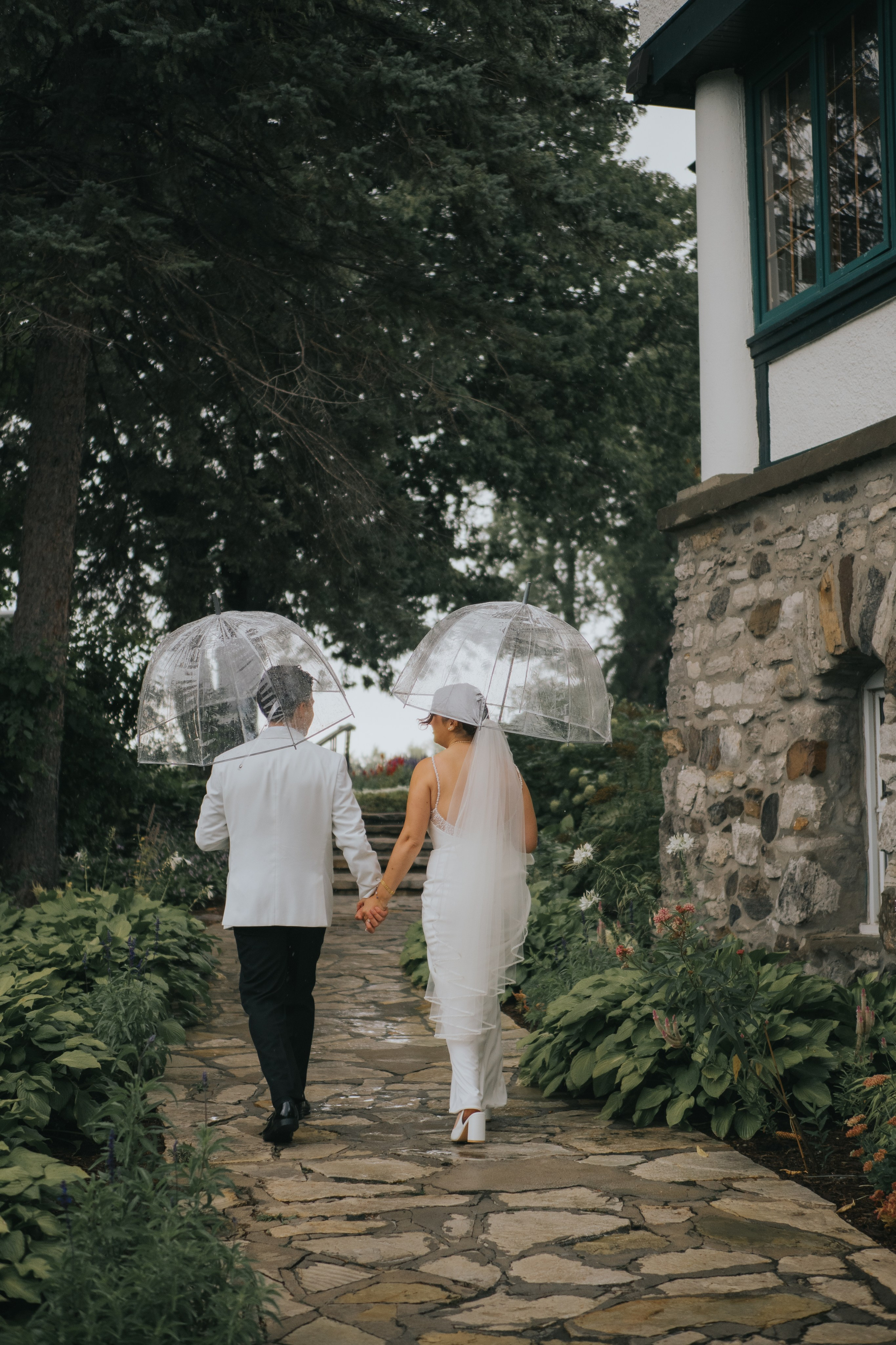 Wedding of Cassandra and Loïc in Beaconsfield, Montreal. Montreal Wedding Photographer — Muriel Oe Photo