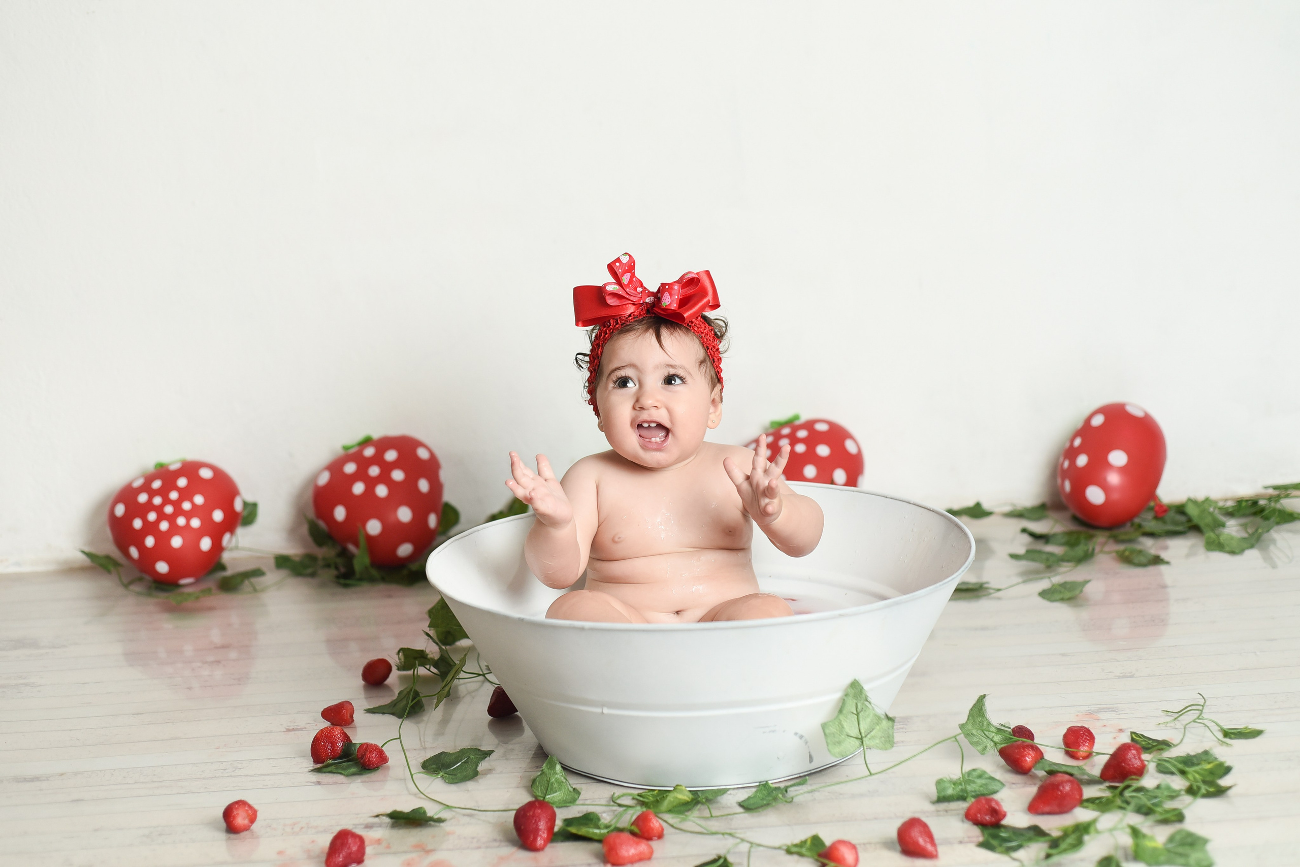 Sesión 1er año de Rebeca. Temática: Frutillita + Mini Sesión Navideña. Fotografo de casamiento en misiones y fotógrafo de familia  Posadas