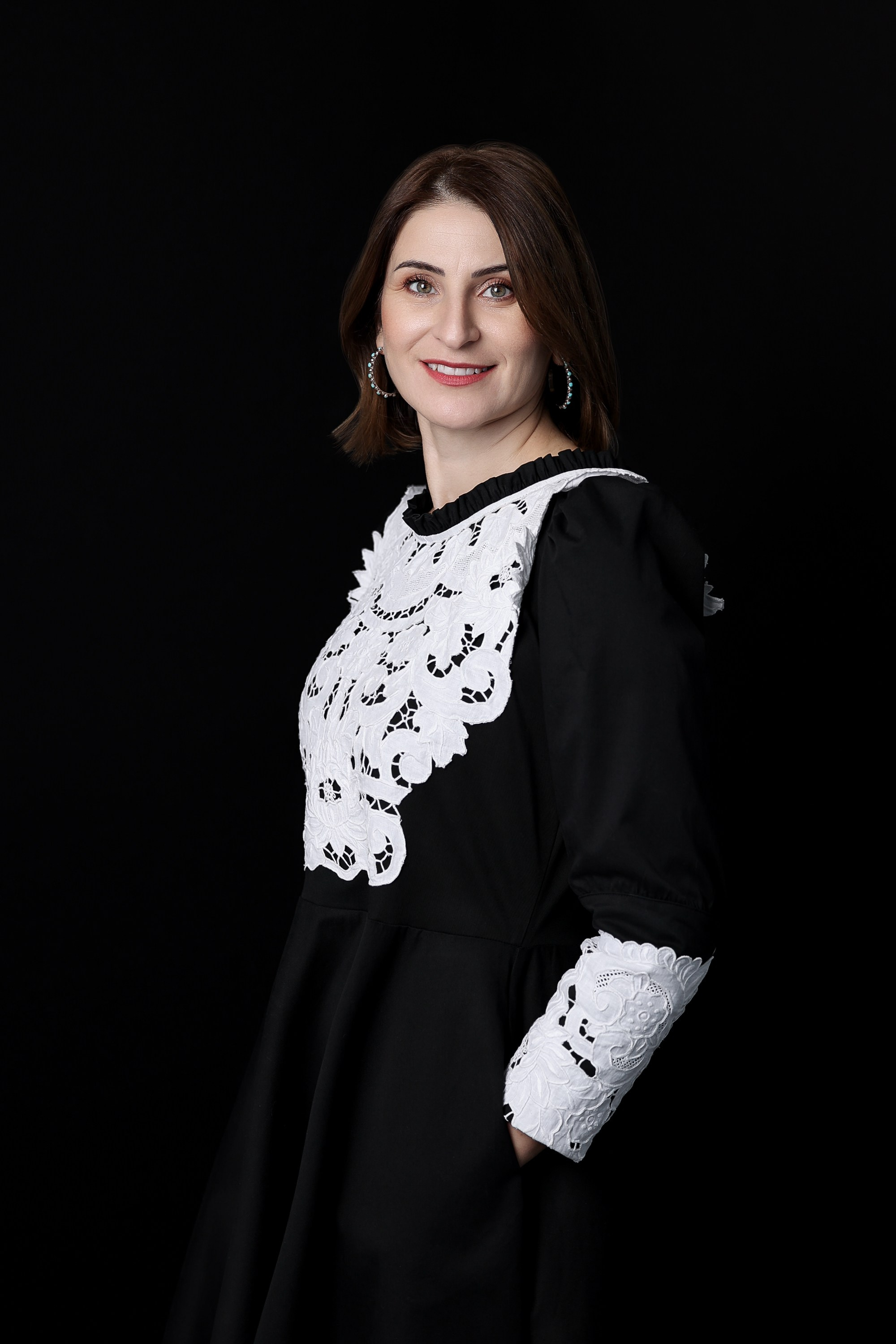 Violeta Sili, Esthéticienne/Beautician. Je suis photographe portraitiste et je réalise des portraits à toutes les étapes de votre vie! Bienvenue dans mon studio à Westmount, Qc