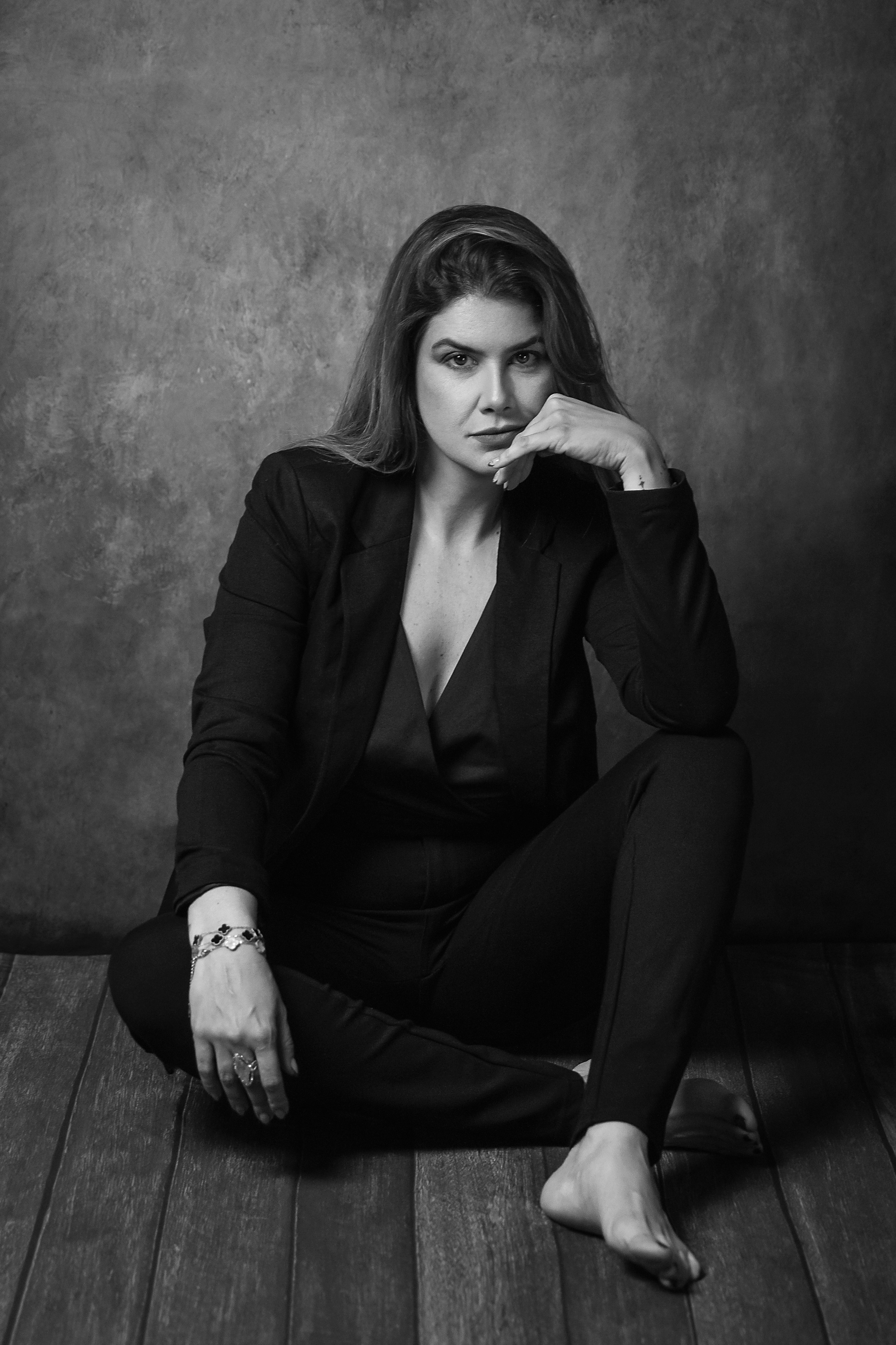 Fotografia pessoal em estúdio em São Paulo para quem deseja se enxergar de uma nova forma. Retratos femininos que valorizam autoestima, personalidade e autenticidade.