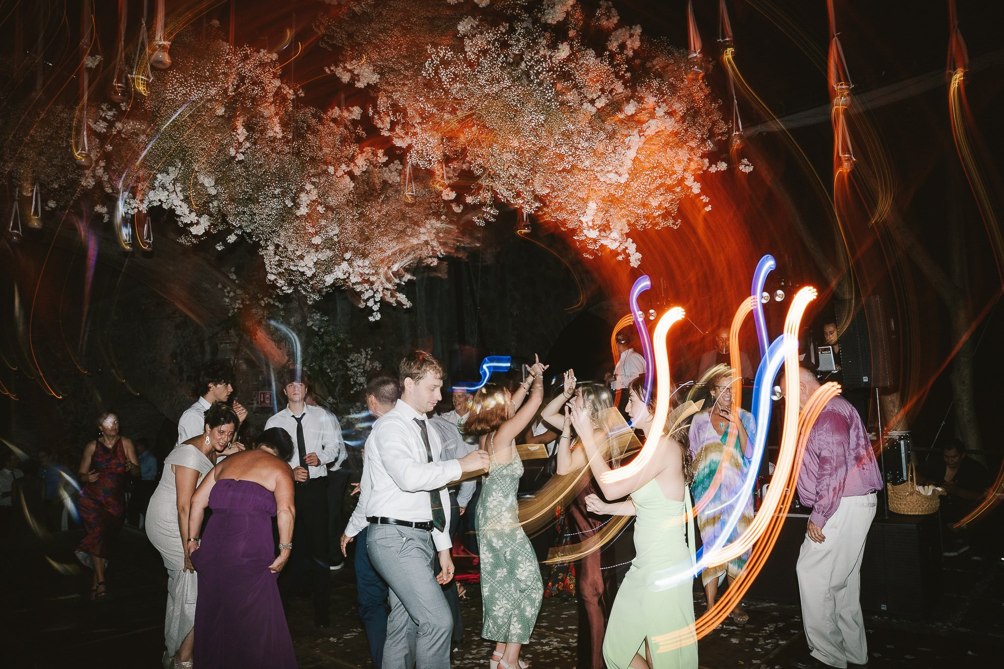 Guests dancing and celebrating at the wedding reception in Hacienda San Antonio El Puente