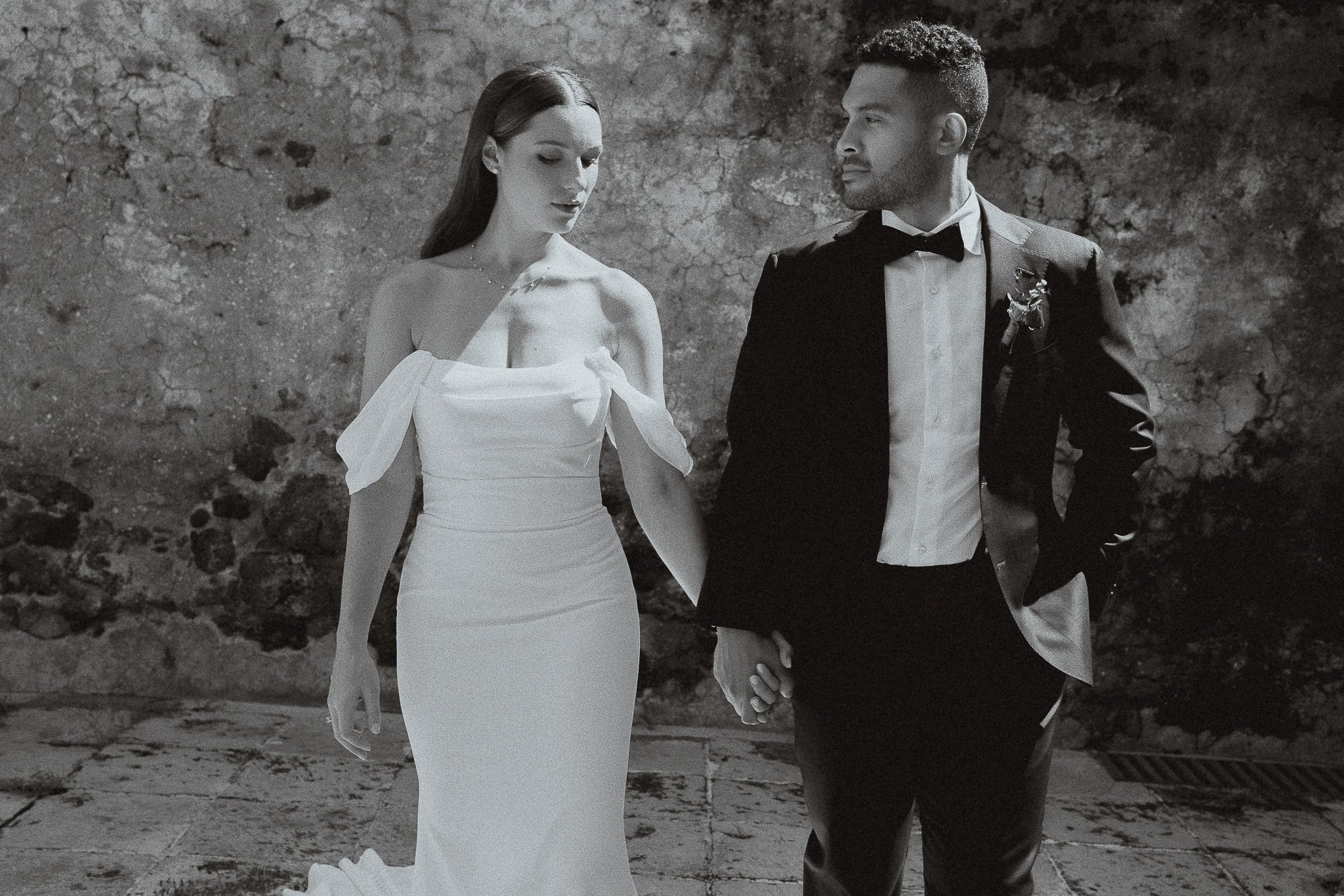 Couple portrait in the gardens of Hacienda San Antonio El Puente