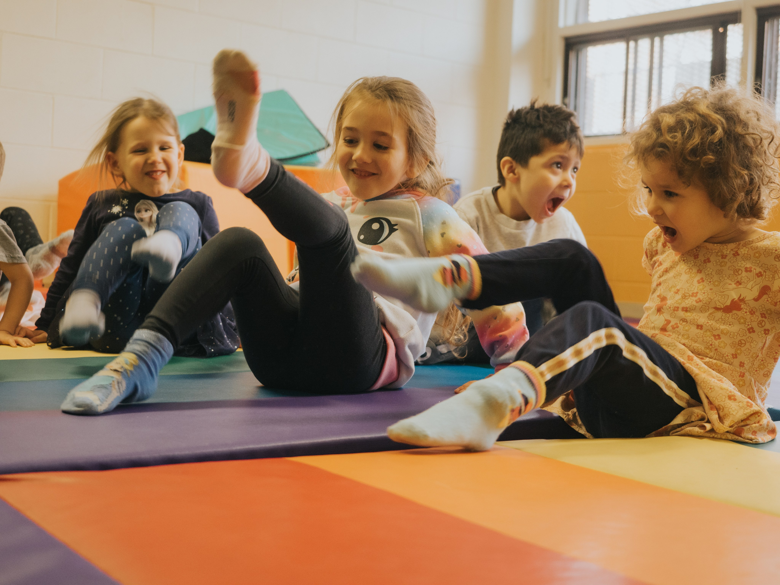 Les enfants frappent des pieds sur le sol.