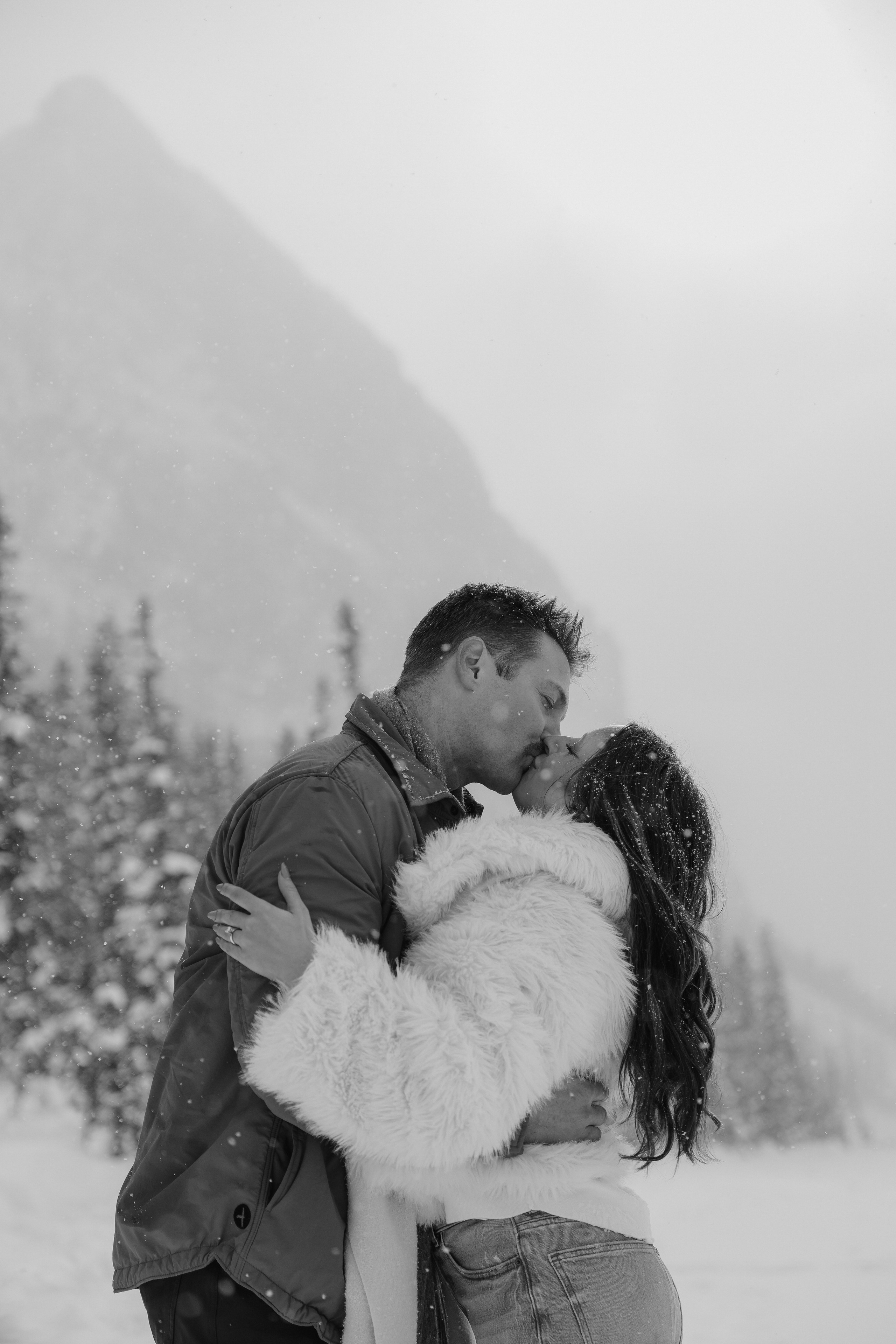 Lake Louise engagement session. Photographer Elvira Hryshchenko