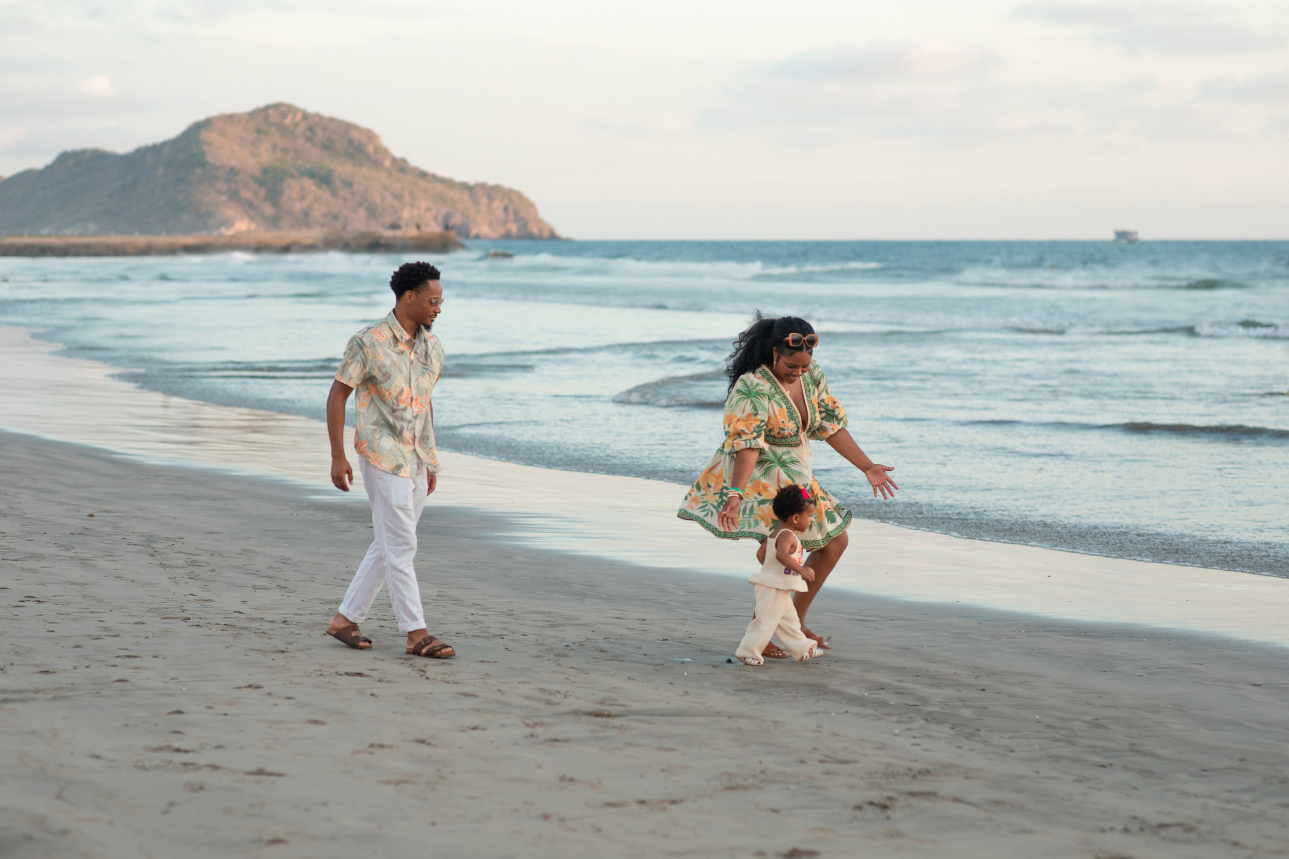 Family photoshoot at Luna Bonita Beach for Shayla. Виктория Кастельянос. Русскоязычный фотограф в Мексике