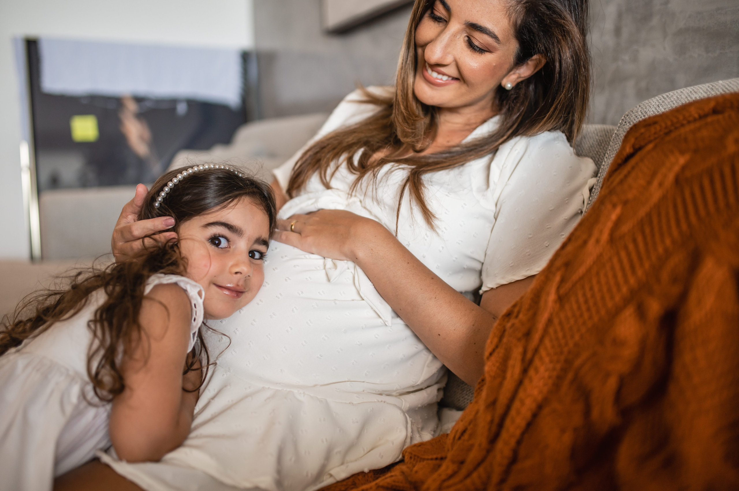 Fotografia gestante com filha pequena em Juiz de Fora, ternura e conexão entre mãe e filha
