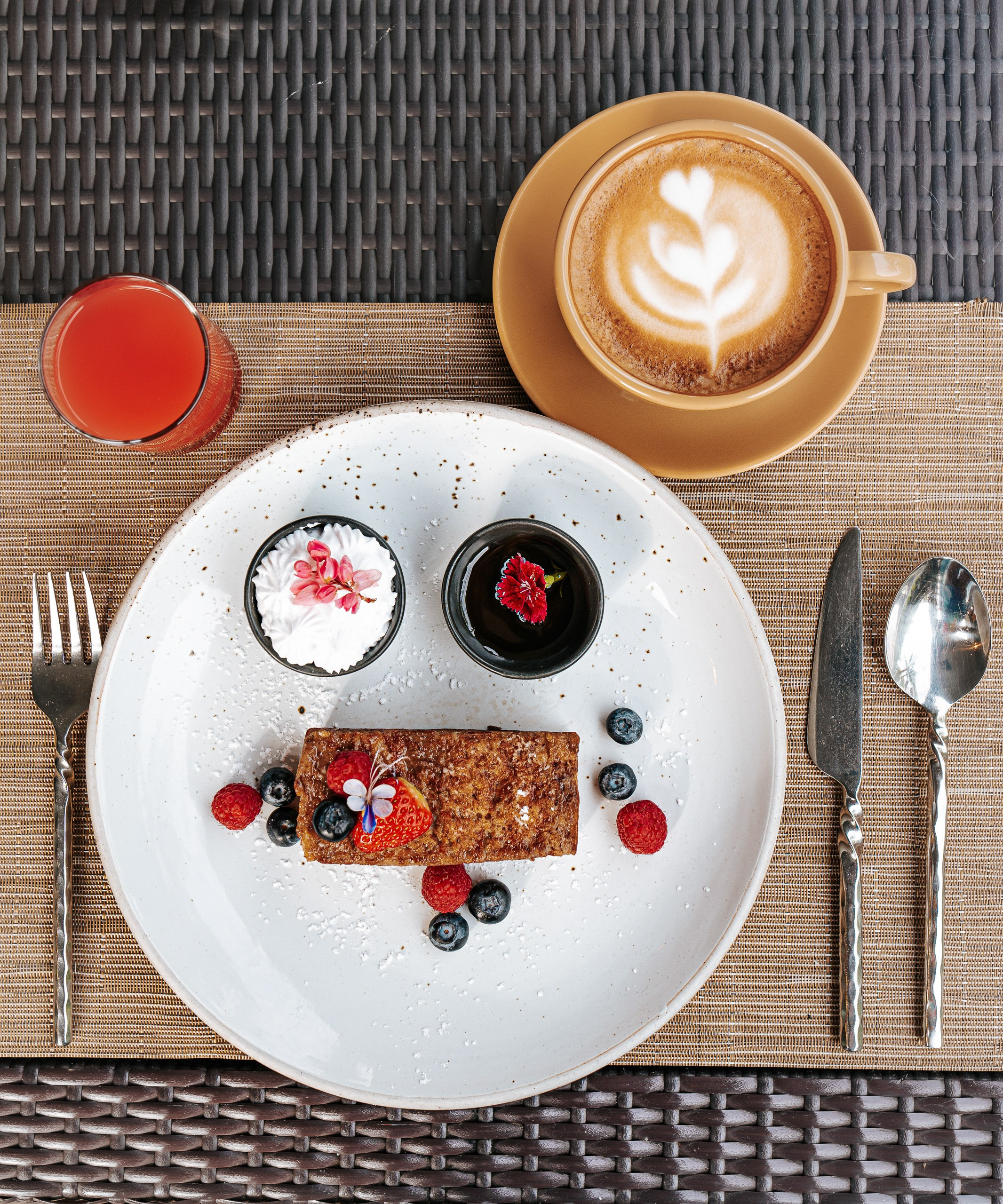 Resort breakfast photography showcasing beautifully styled dishes and fresh ingredients in a tropical setting