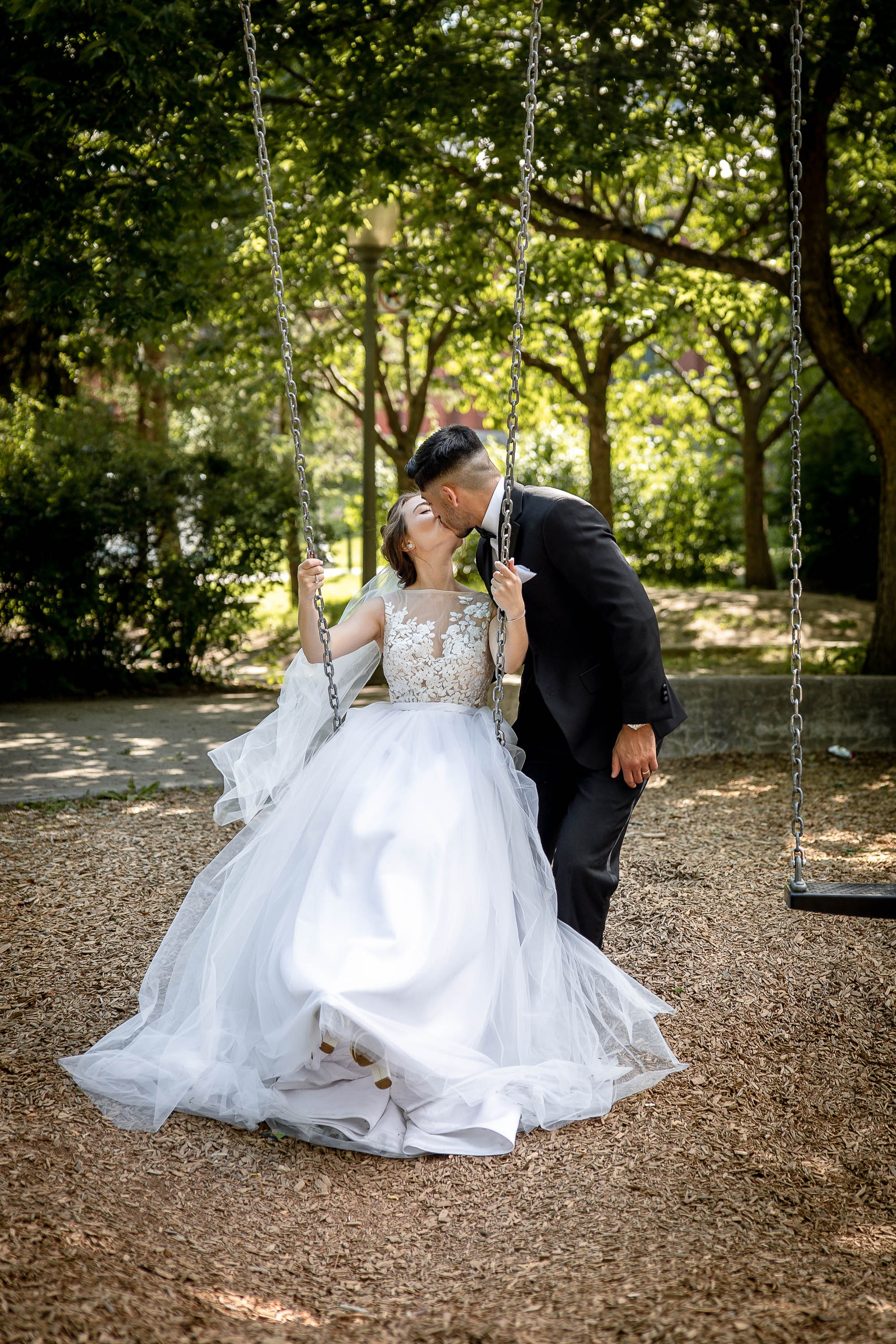 WEDDING PHOTOGRAPHY. Je suis photographe portraitiste et je réalise des portraits à toutes les étapes de votre vie! Bienvenue dans mon studio à Westmount, Qc