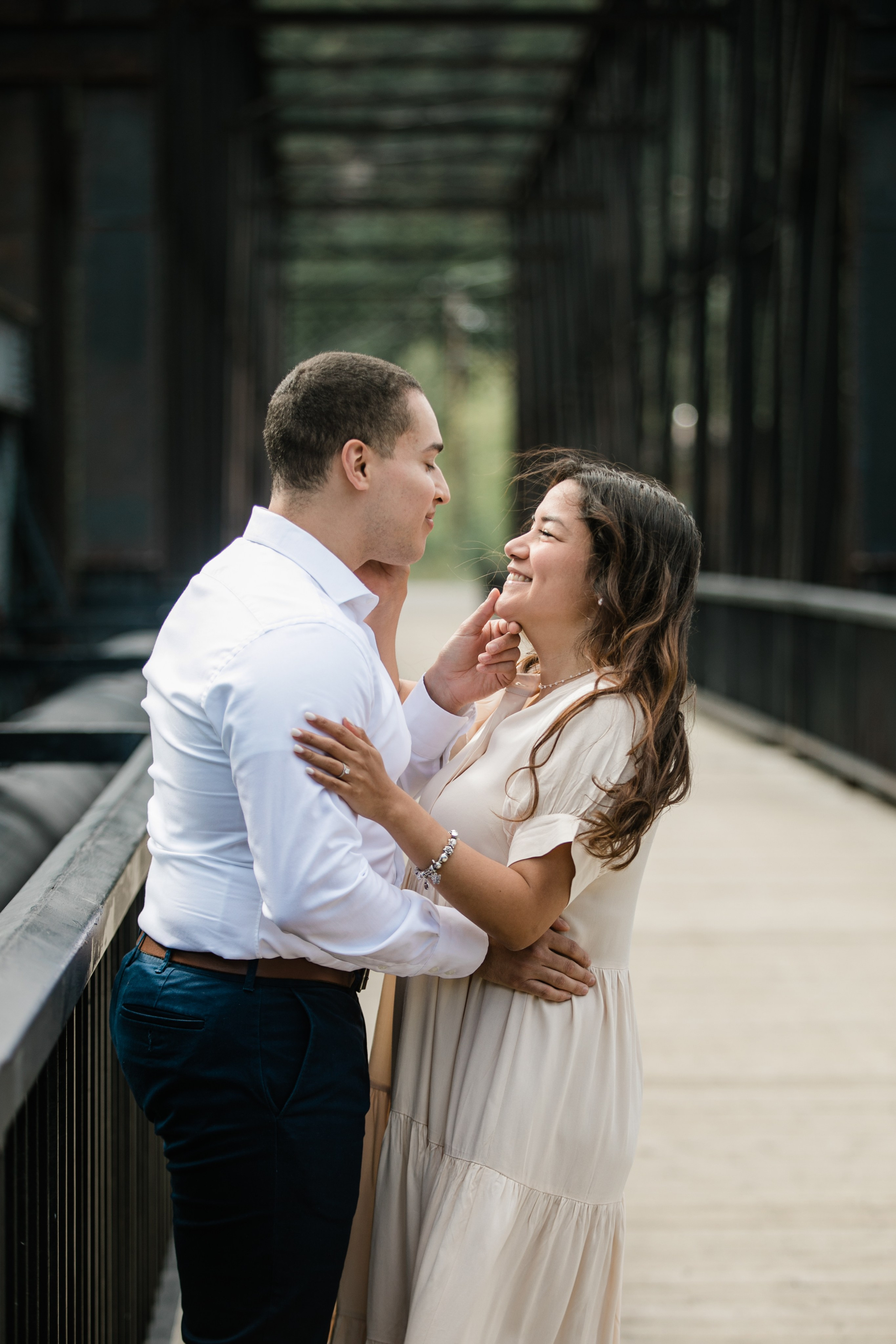 Pierina & Thomas — Canmore Engagement. Fotografía accesible en Calgary