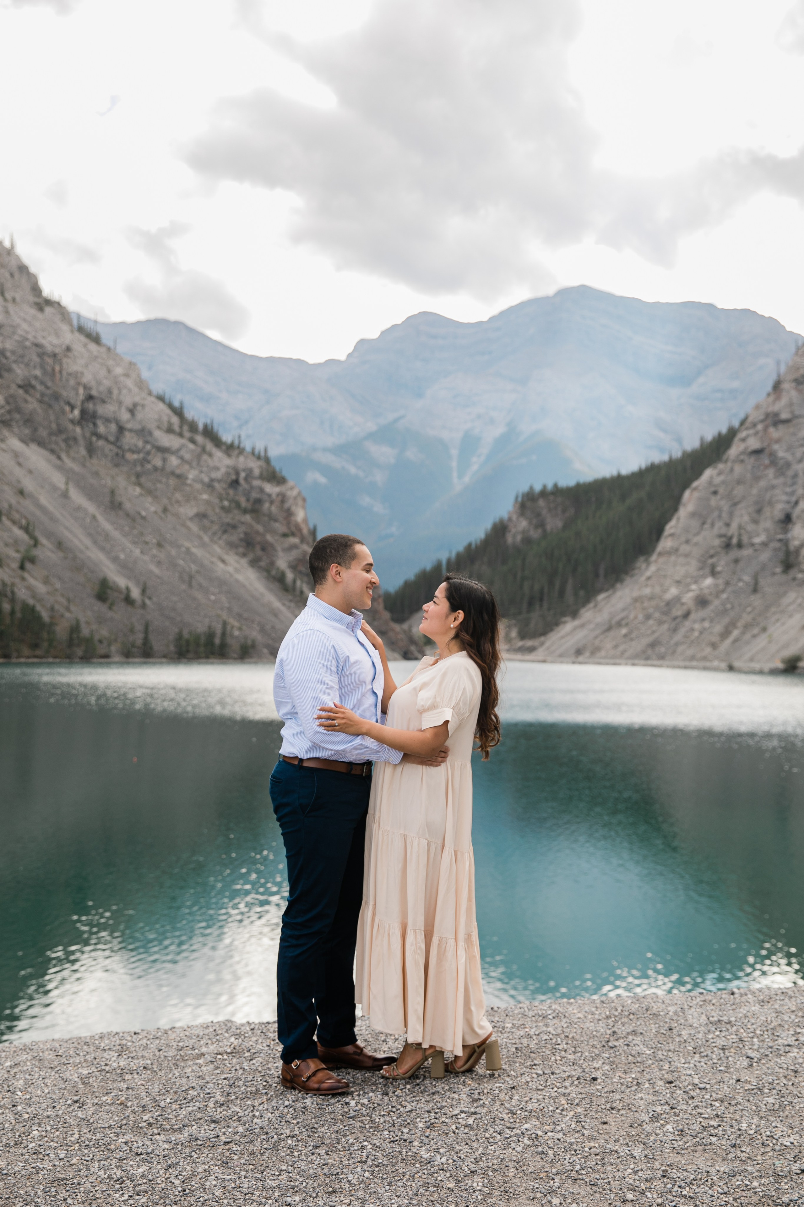 Pierina & Thomas — Canmore Engagement. Fotografía accesible en Calgary