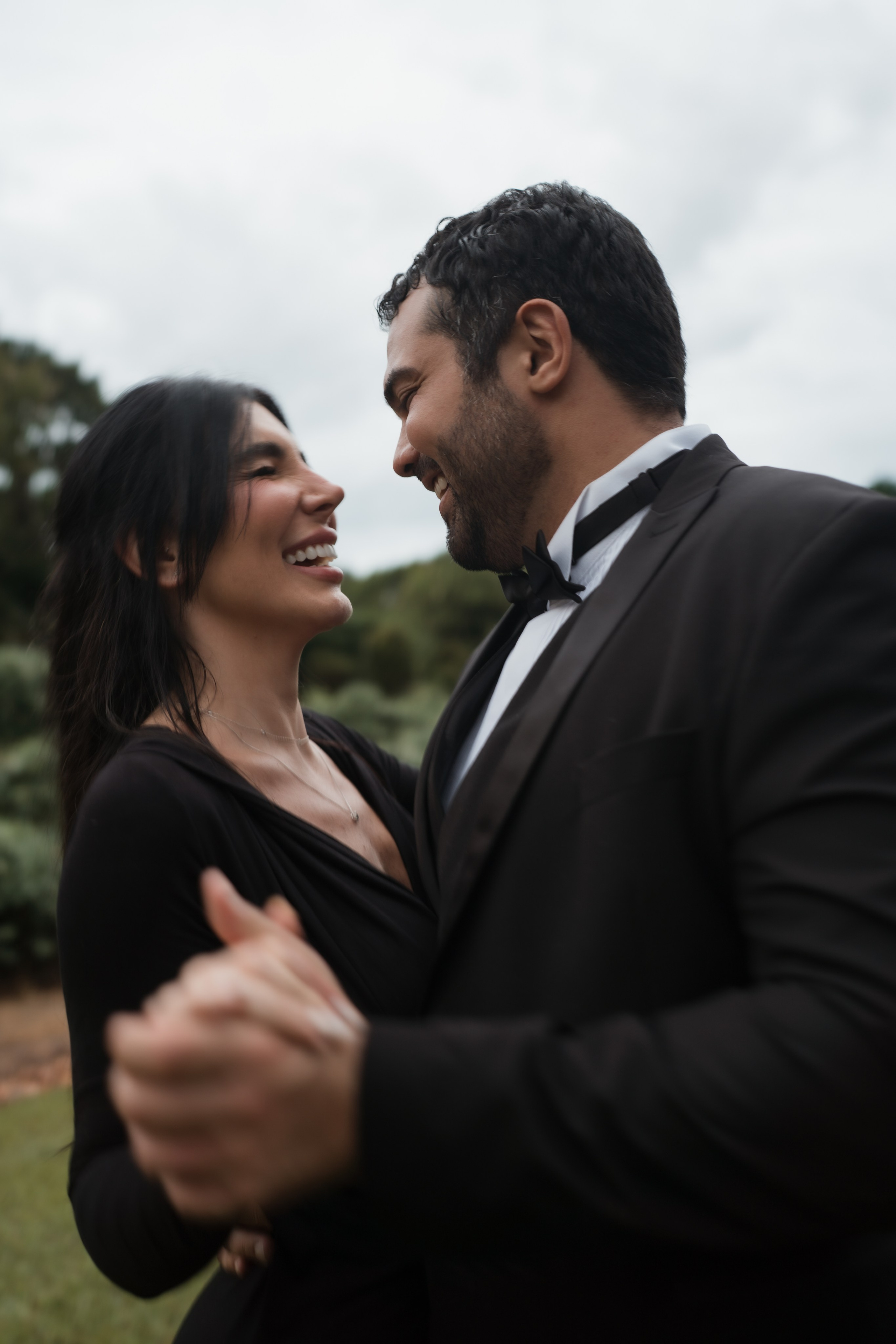 Pré-Wedding Sara e Rafael no Campo em Minas Gerais com Estética Editorial | Edu e Josi Fotografia