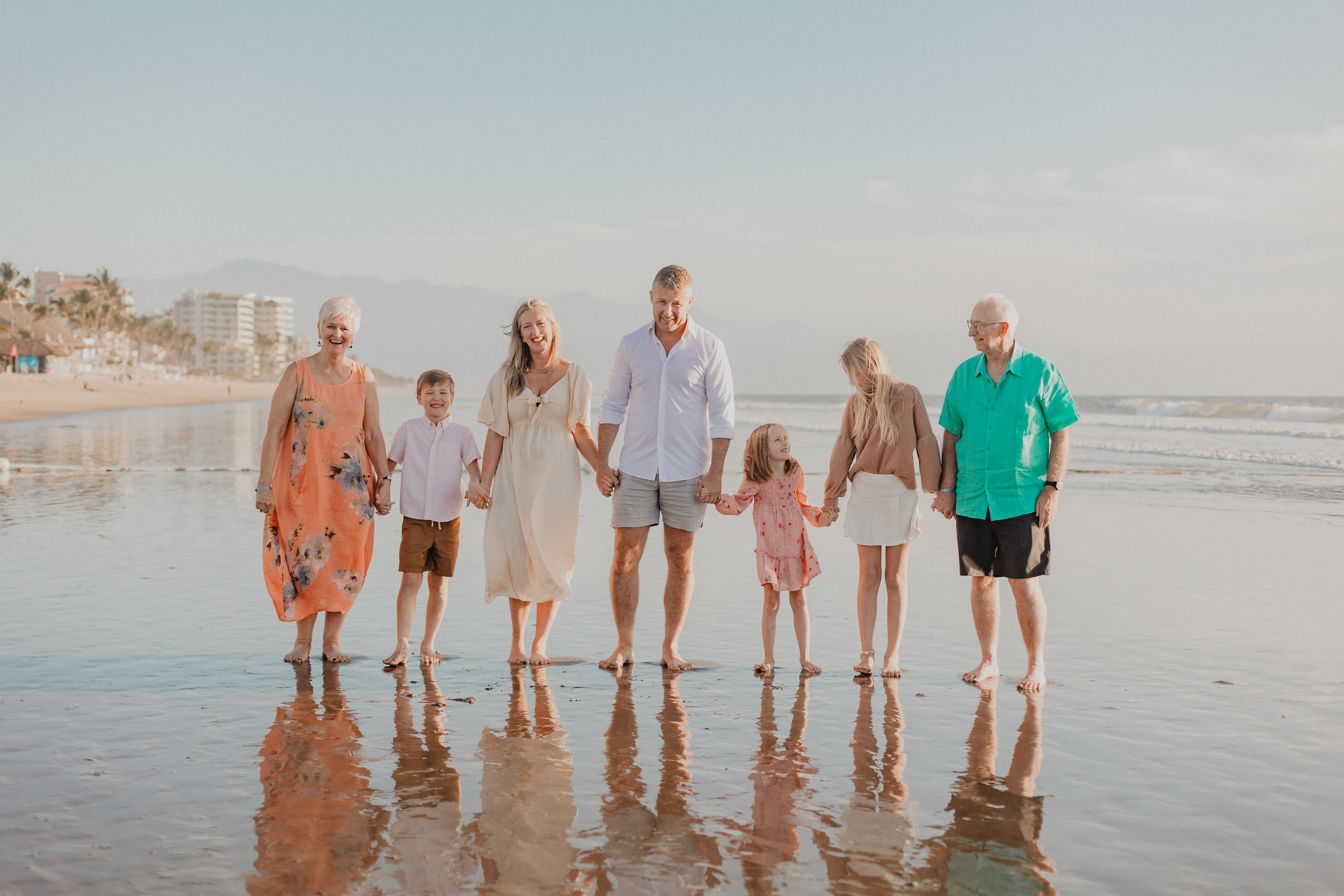 Laughter, Sand, and Sea: A Family Session in Nuevo Vallarta. Fotógrafo de Bodas en Puerto Vallarta y Riviera Nayarit | VL photo & film