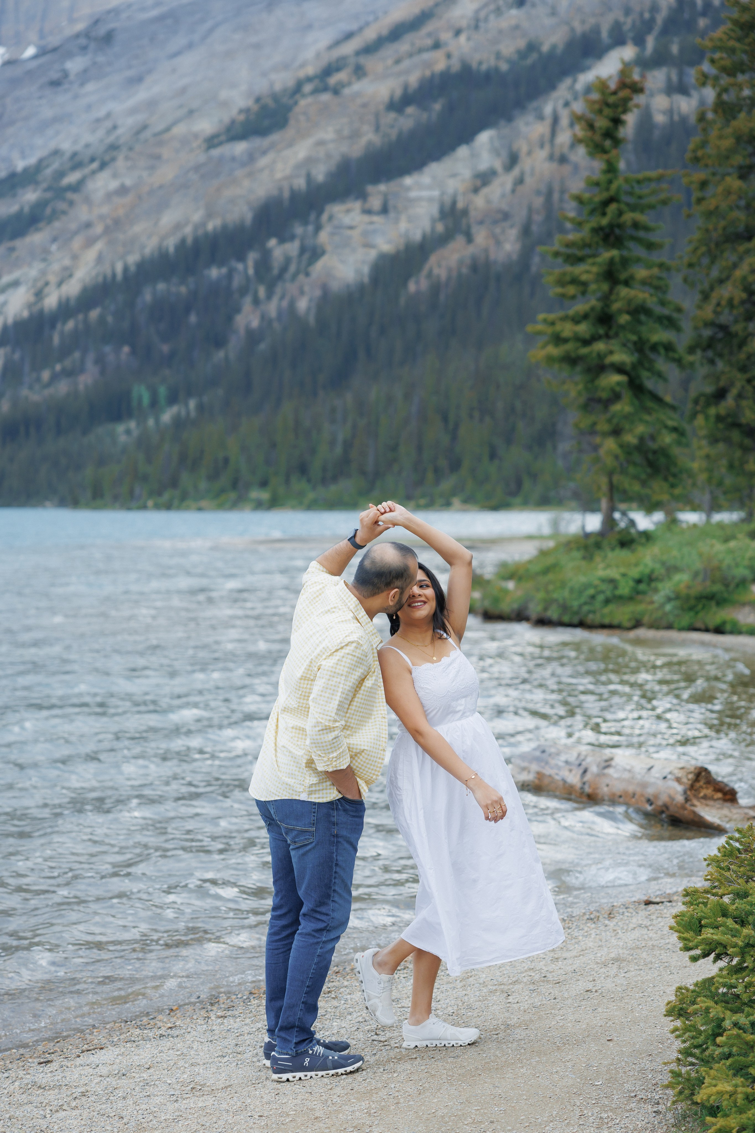 Mountain maternity shoot. Photographer Elvira Hryshchenko