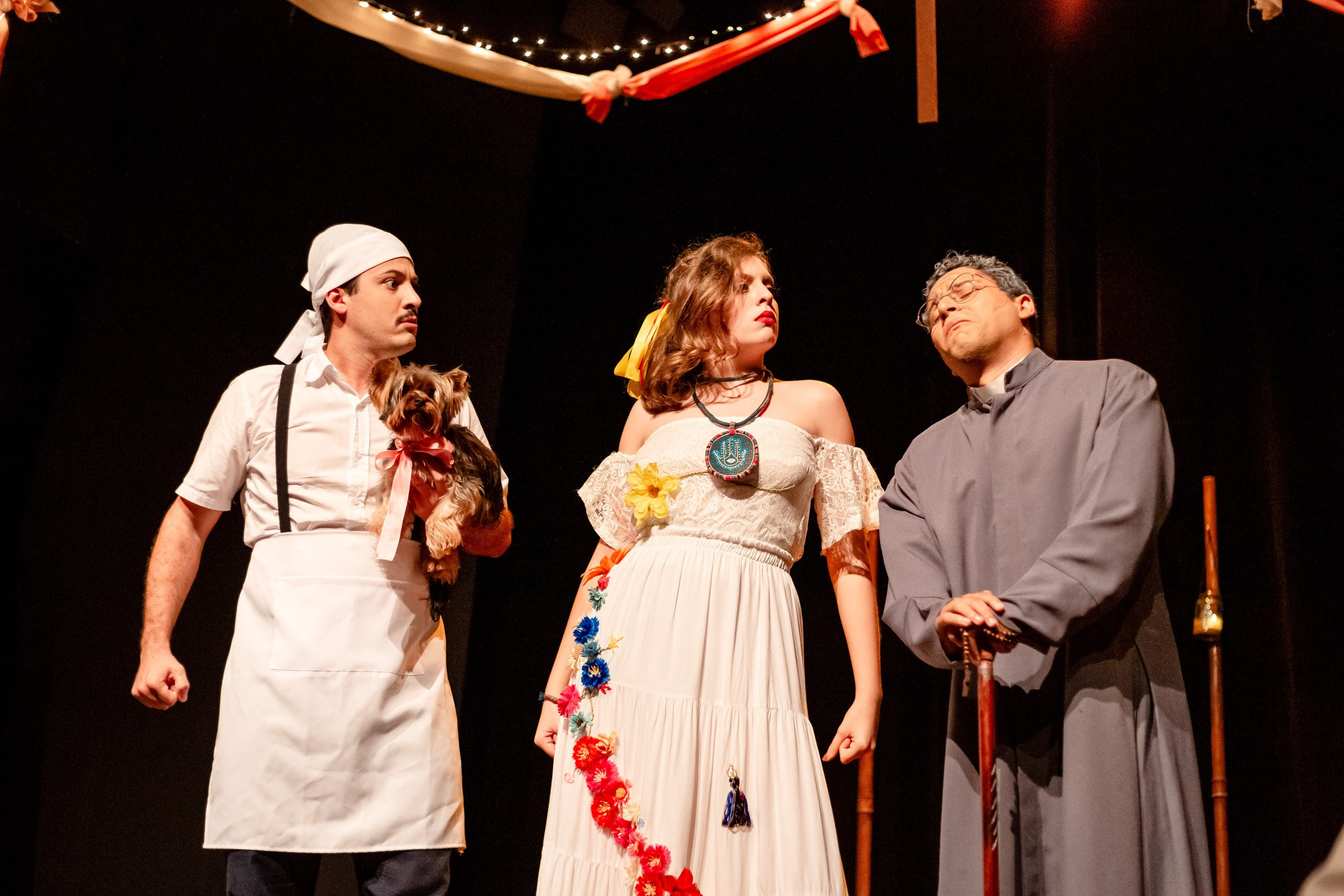 Fotografia de espetáculo teatral Auto da Compadecida do grupo de teatro Anchieta Arte Cênica