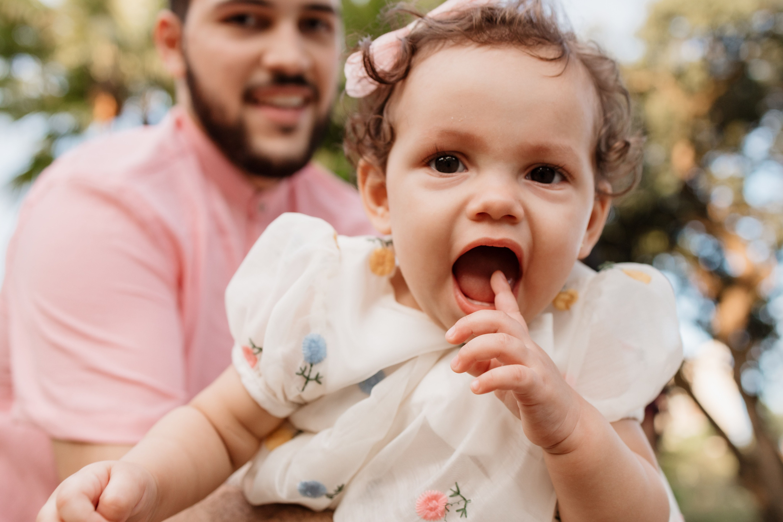 Bebê sorrindo durante ensaio de família no Parque da Jaqueira