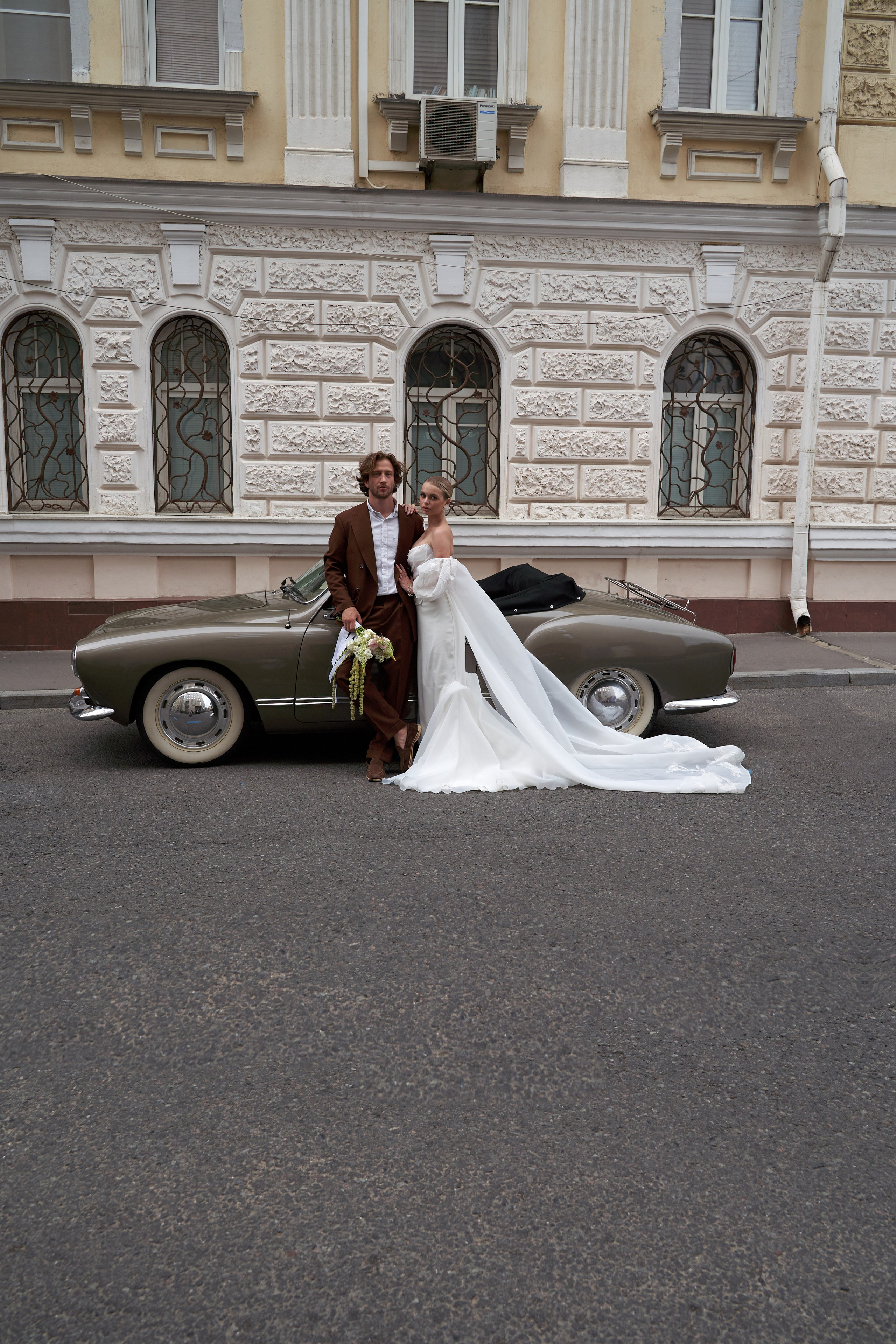 Wedding Portraits in a Vintage Convertible. Anna & Bogdan. Wedding & Portrait Photographer in Cancun, Tulum & Mexico City — Elena Ruzgis