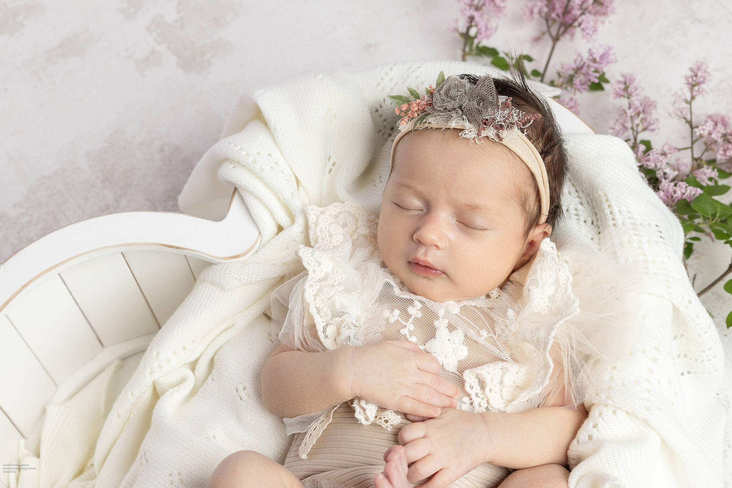 NEWBORN. Je suis photographe portraitiste et je réalise des portraits à toutes les étapes de votre vie! Bienvenue dans mon studio à Westmount, Qc