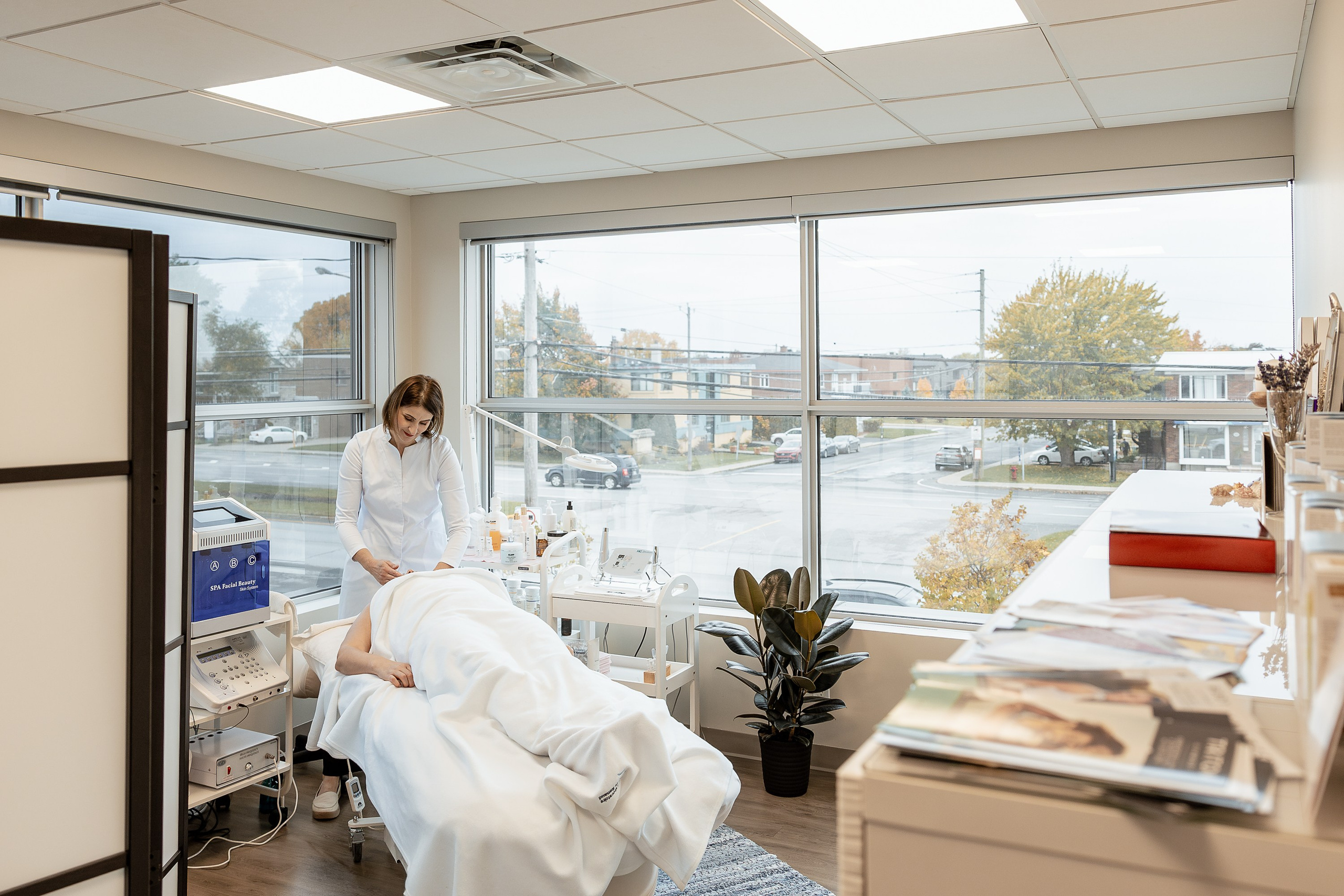 Violeta Sili, Esthéticienne/Beautician. Je suis photographe portraitiste et je réalise des portraits à toutes les étapes de votre vie! Bienvenue dans mon studio à Westmount, Qc